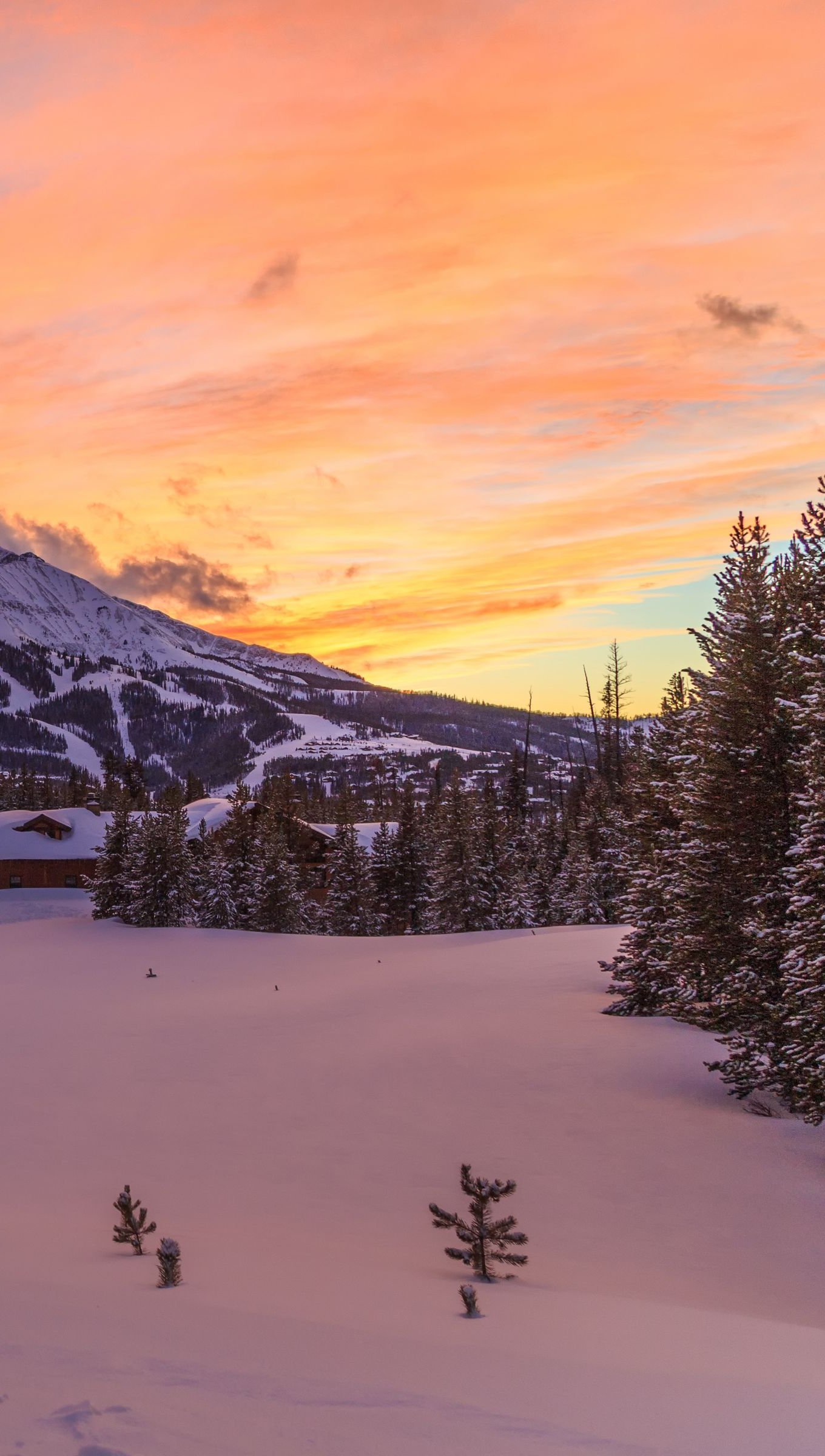 Montaña en el invierno al atardecer