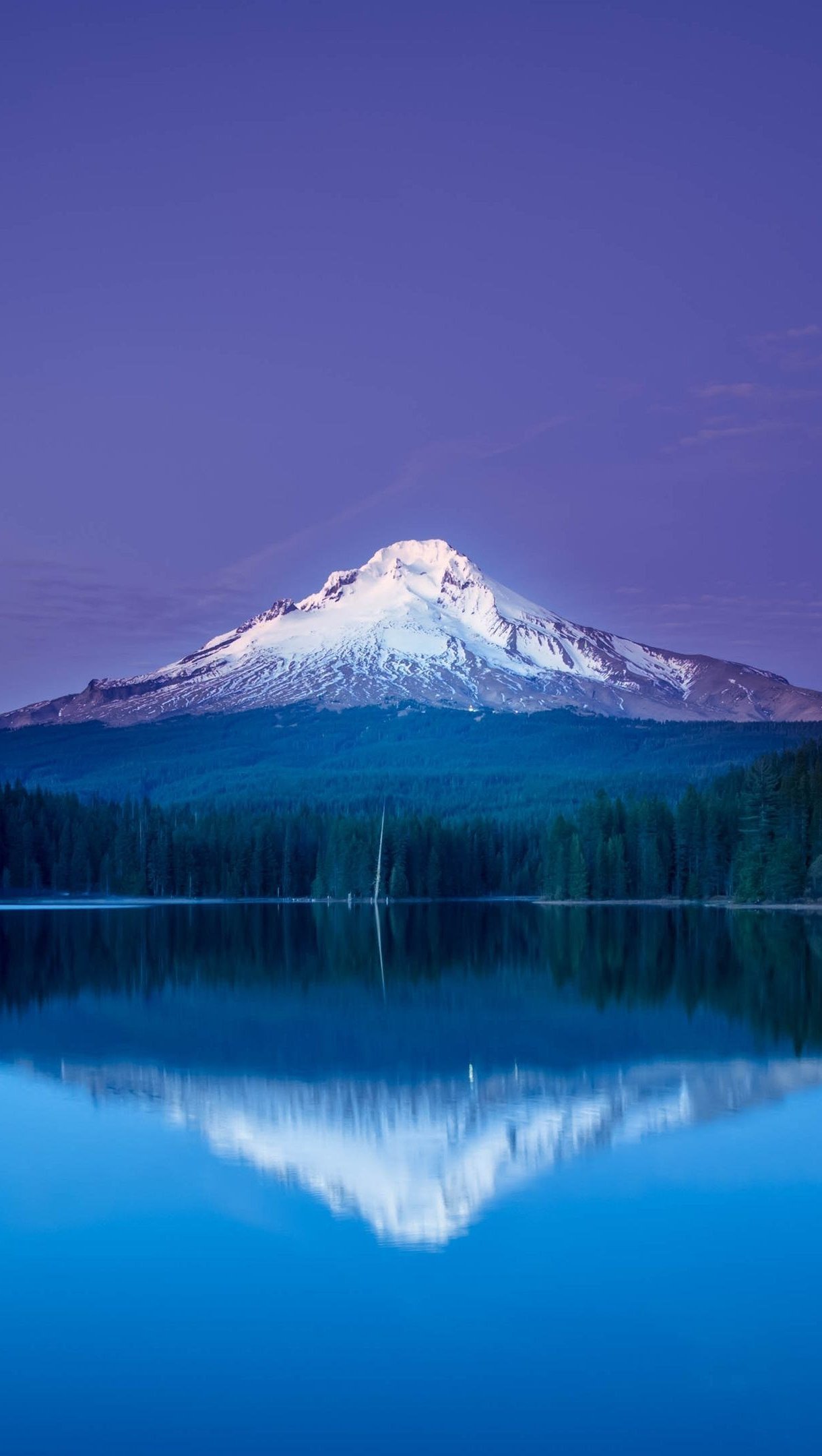 Montaña reflejada en lago en la noche