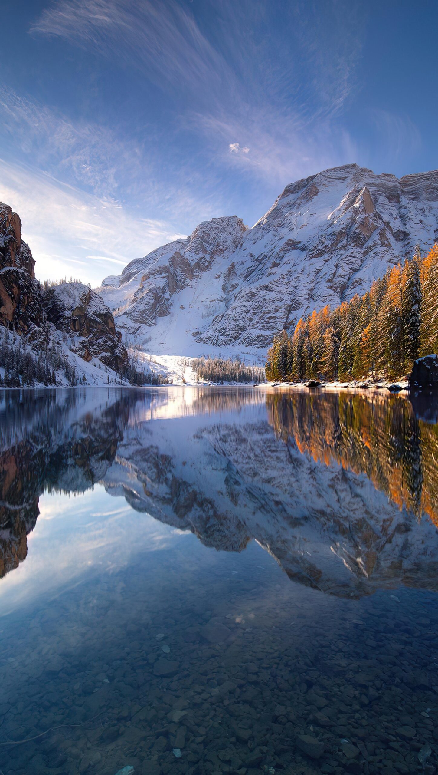 Montañas al amanecer en lago Braies