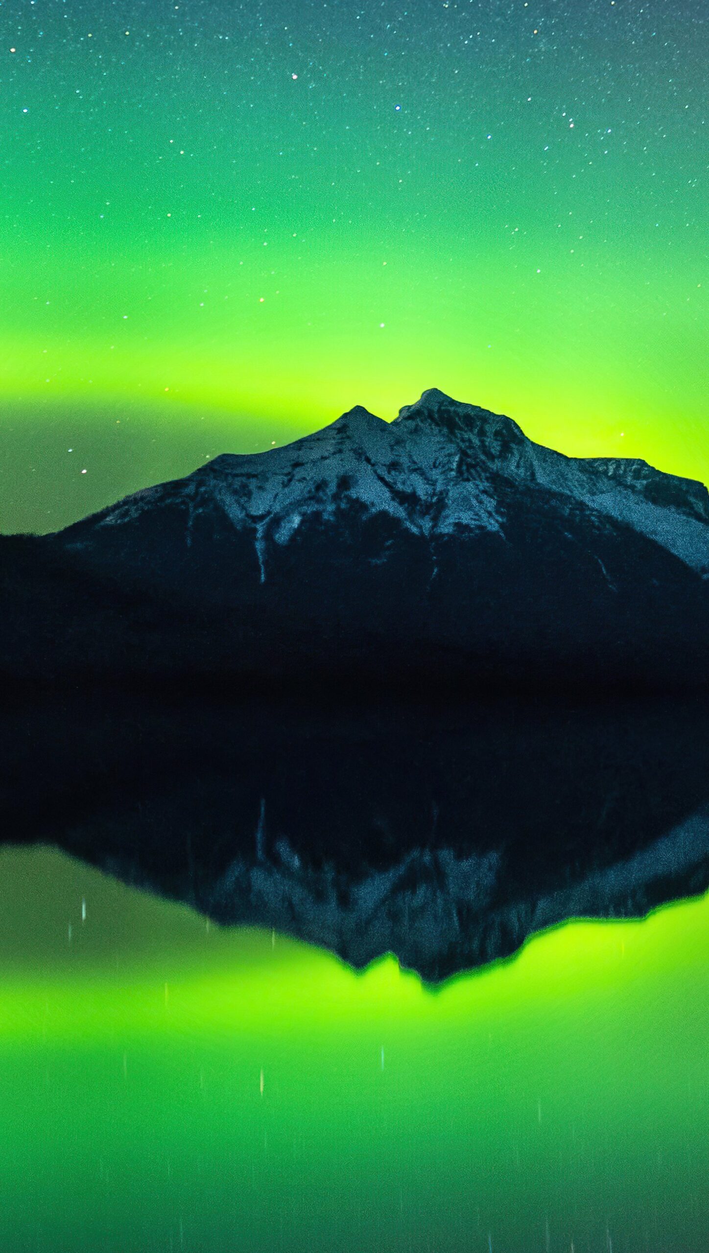 Montañas bajo cielo verde