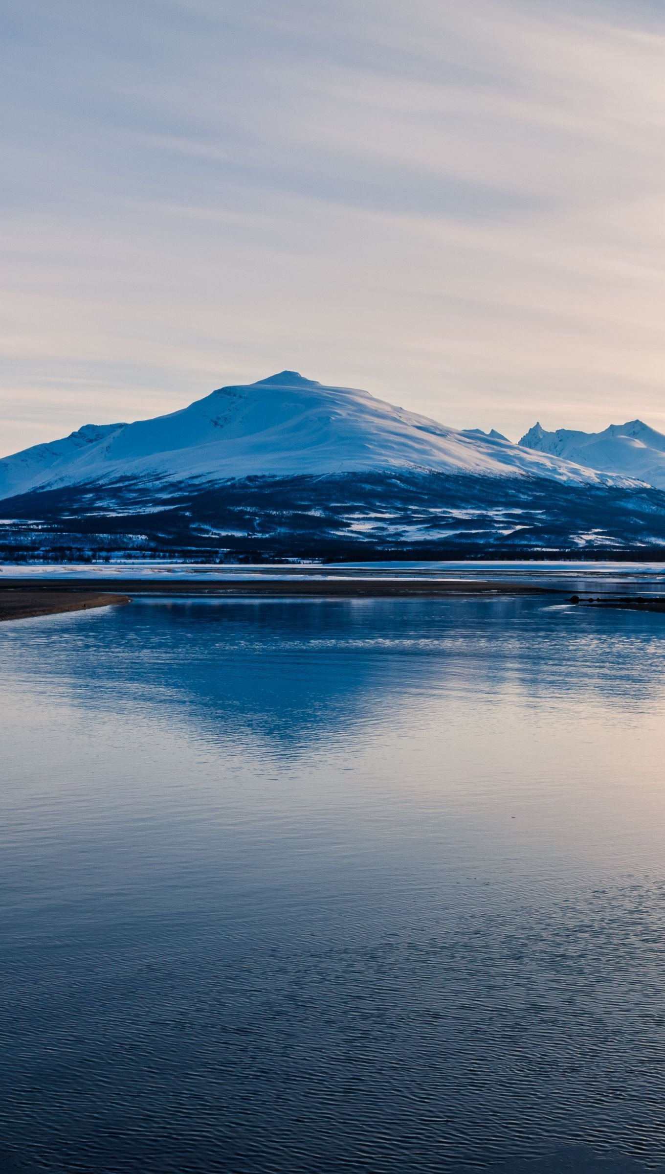 Montañas con nieve a traves de lago