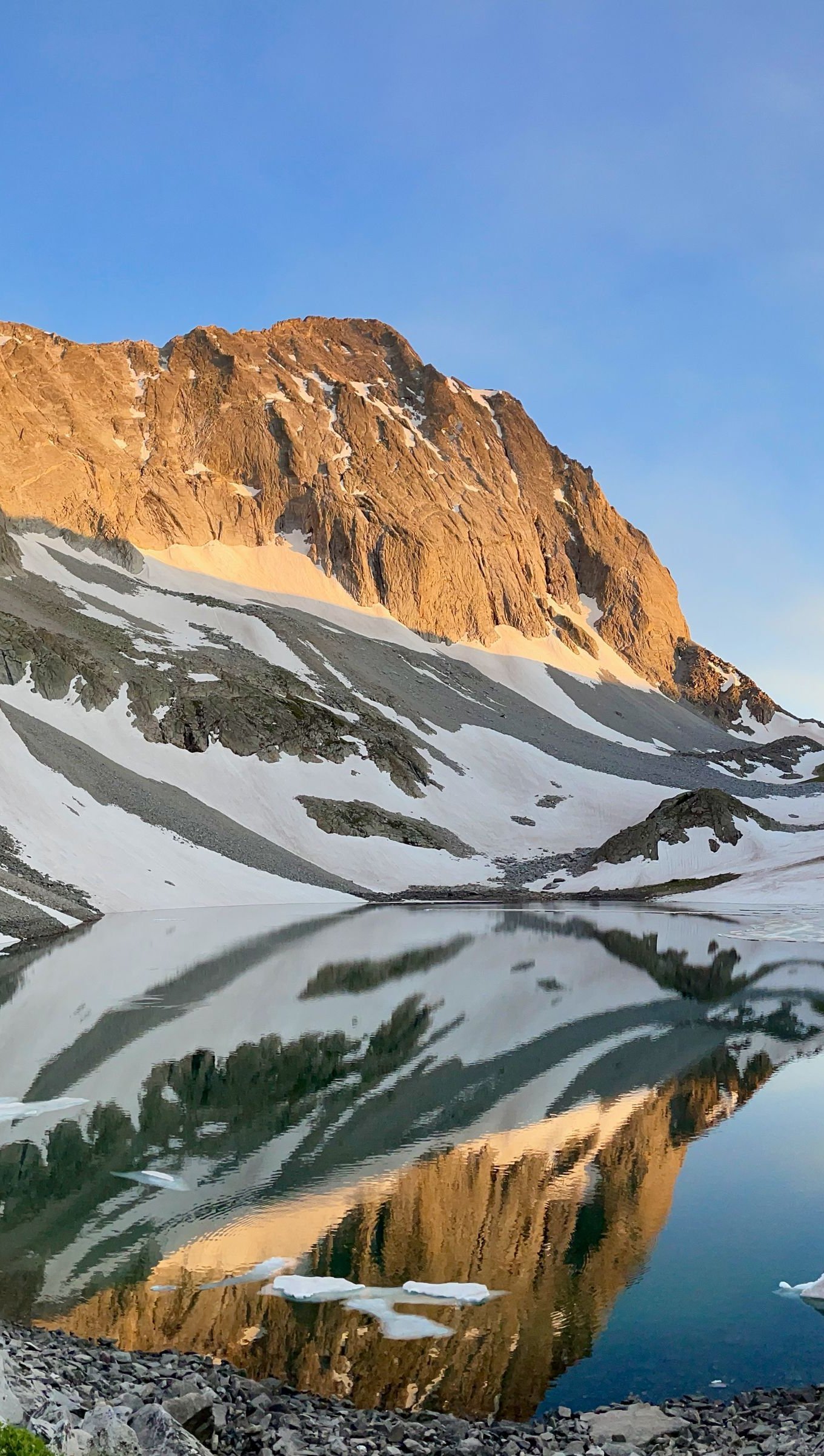 Montañas con nieve y lago en medio