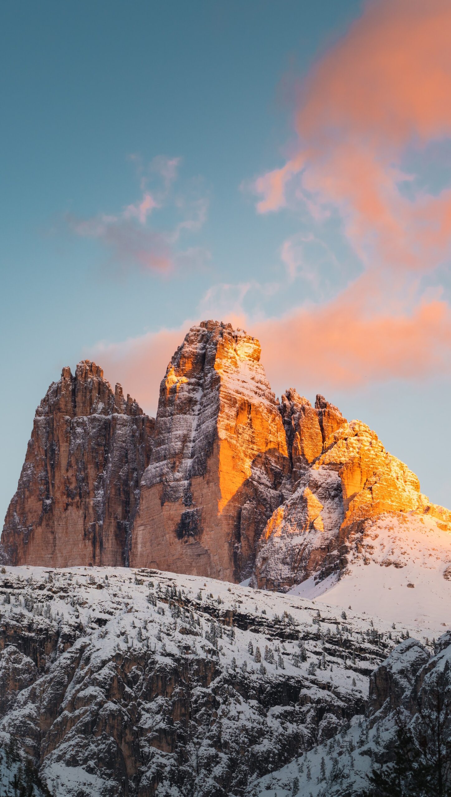 Montañas cubiertas de nieve al atardecer