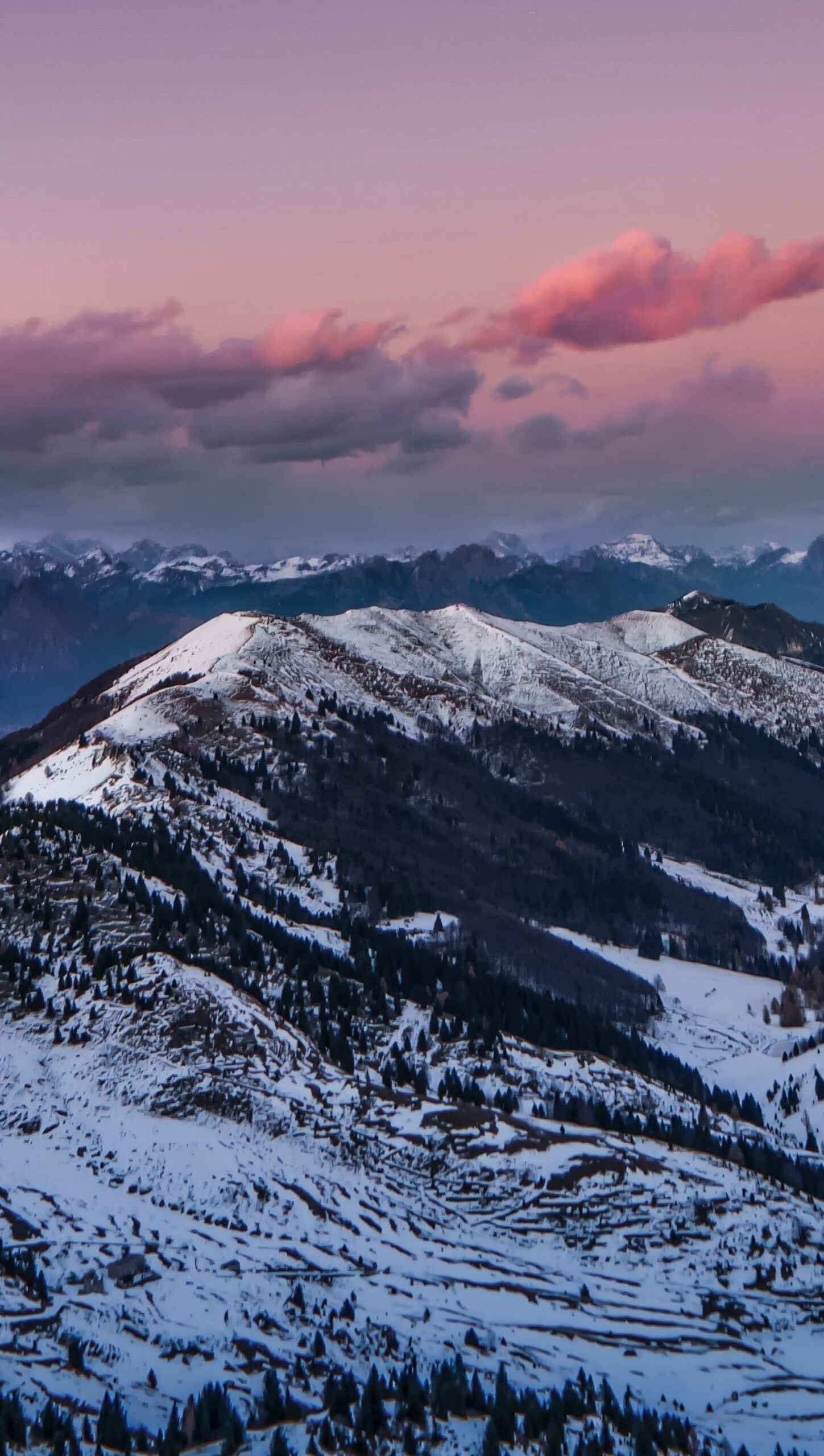 Montañas en atardecer rosado