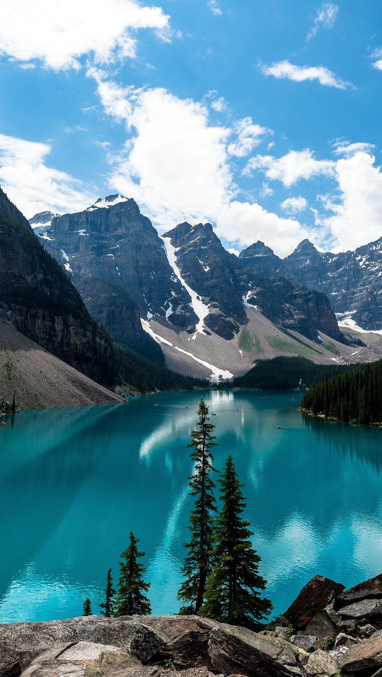 Montañas en lago azul en bosque