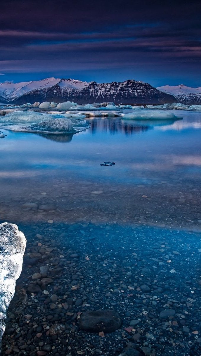 Montañas en lago con hielo y nieve