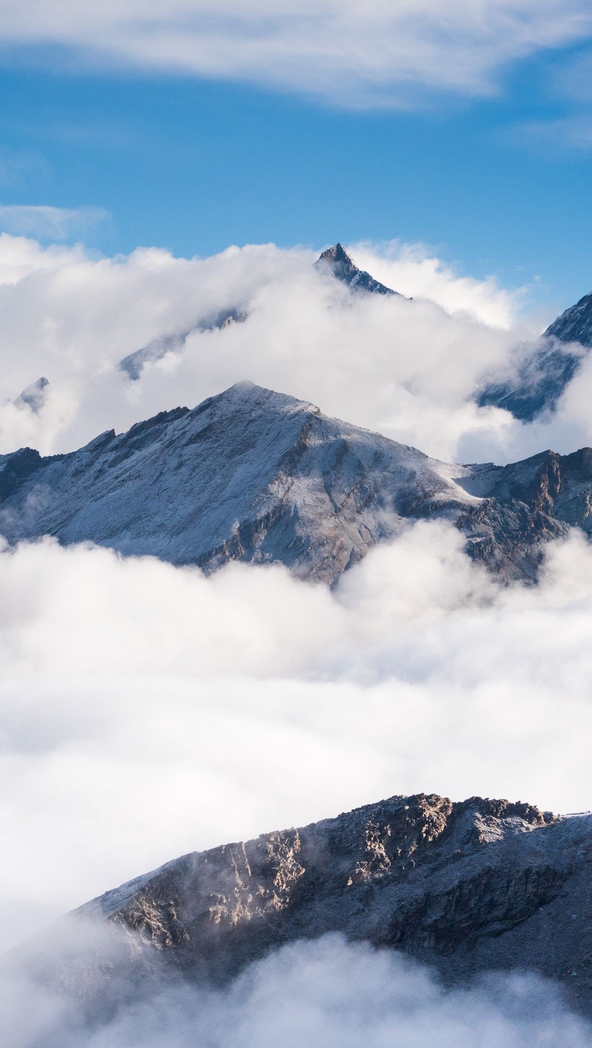 Montañas entre las nubes