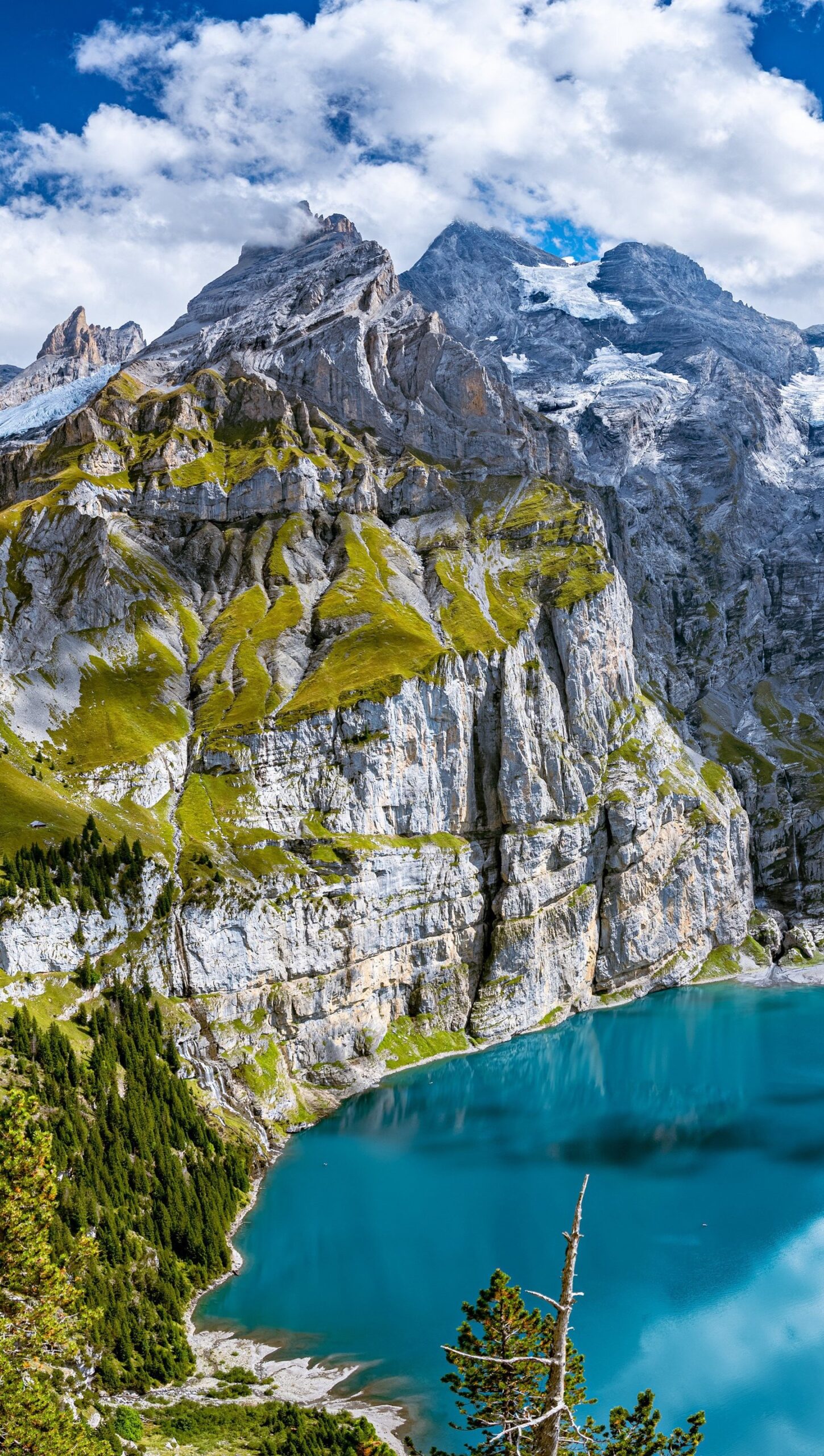 Montañas frente a lago