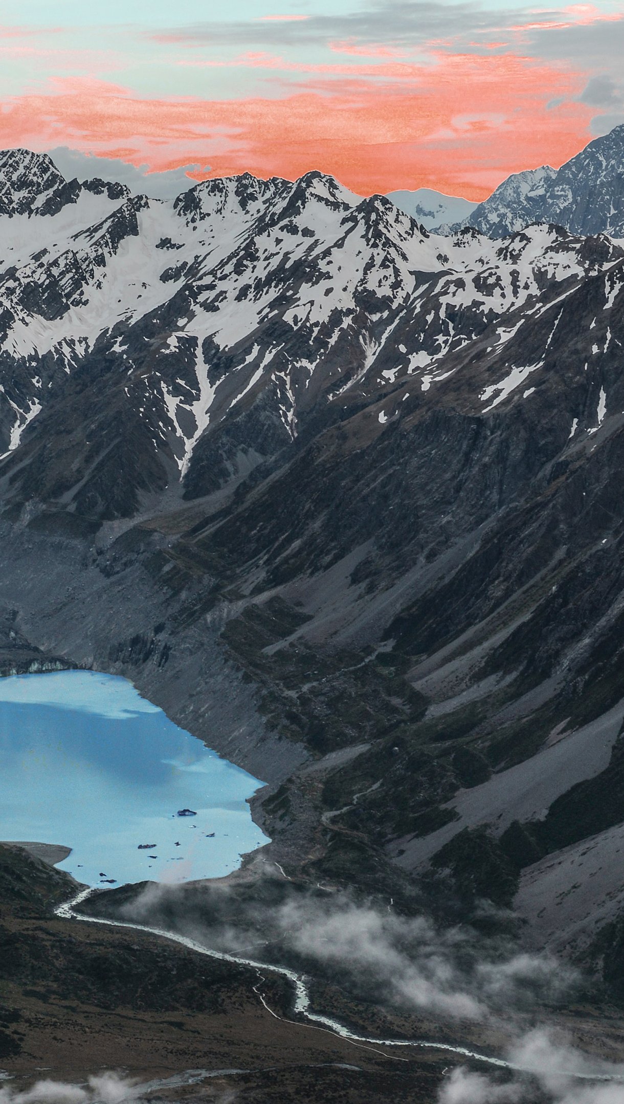 Montañas junto a un lago al atardecer