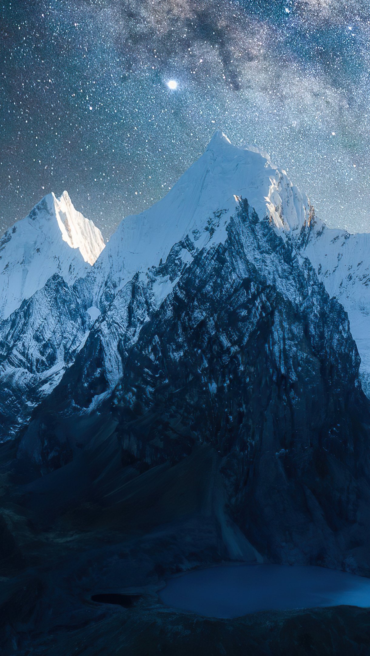 Montañas llenas de nieve bajo las estrellas