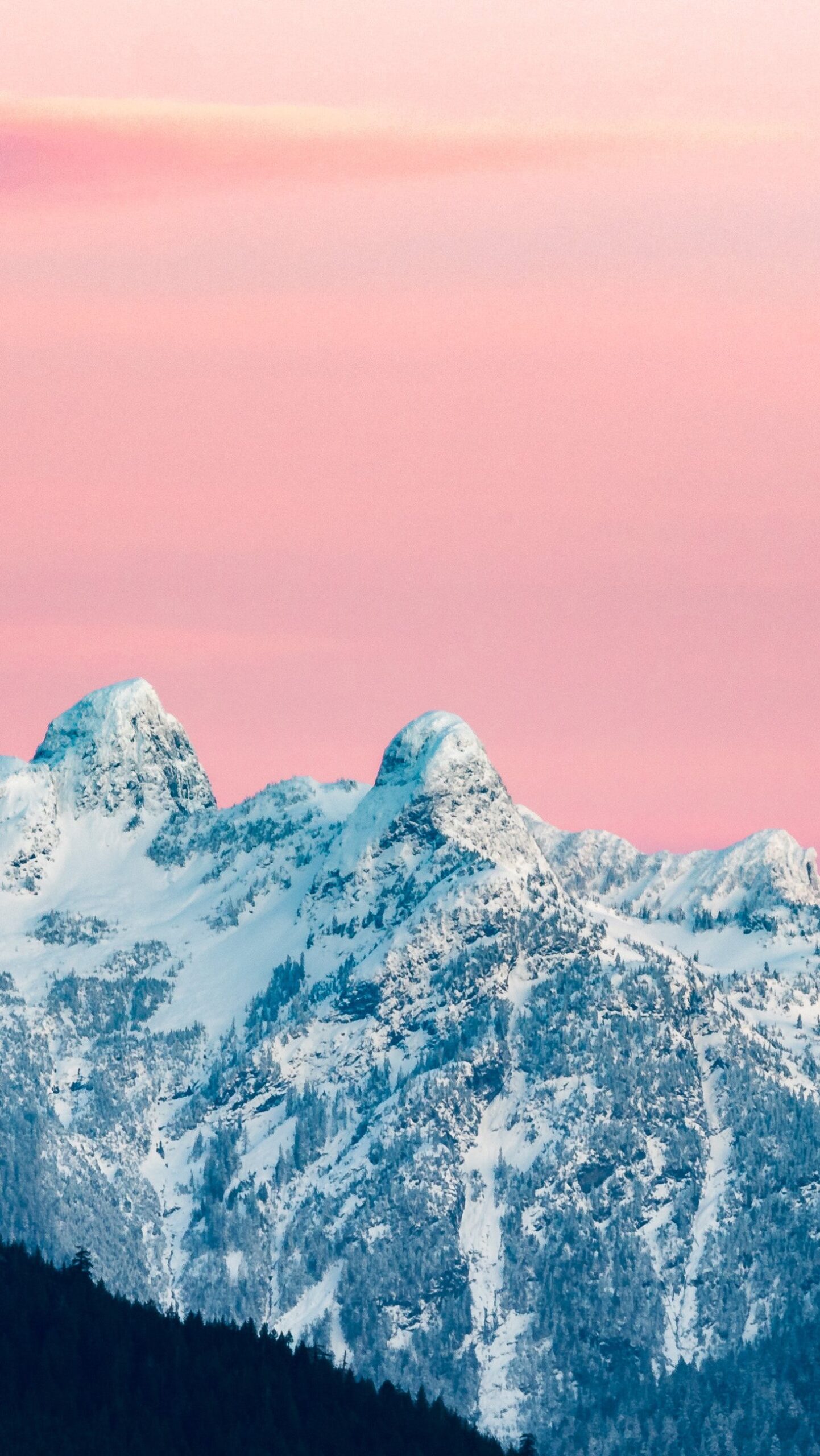 Montañas nevadas al atardecer en Canada