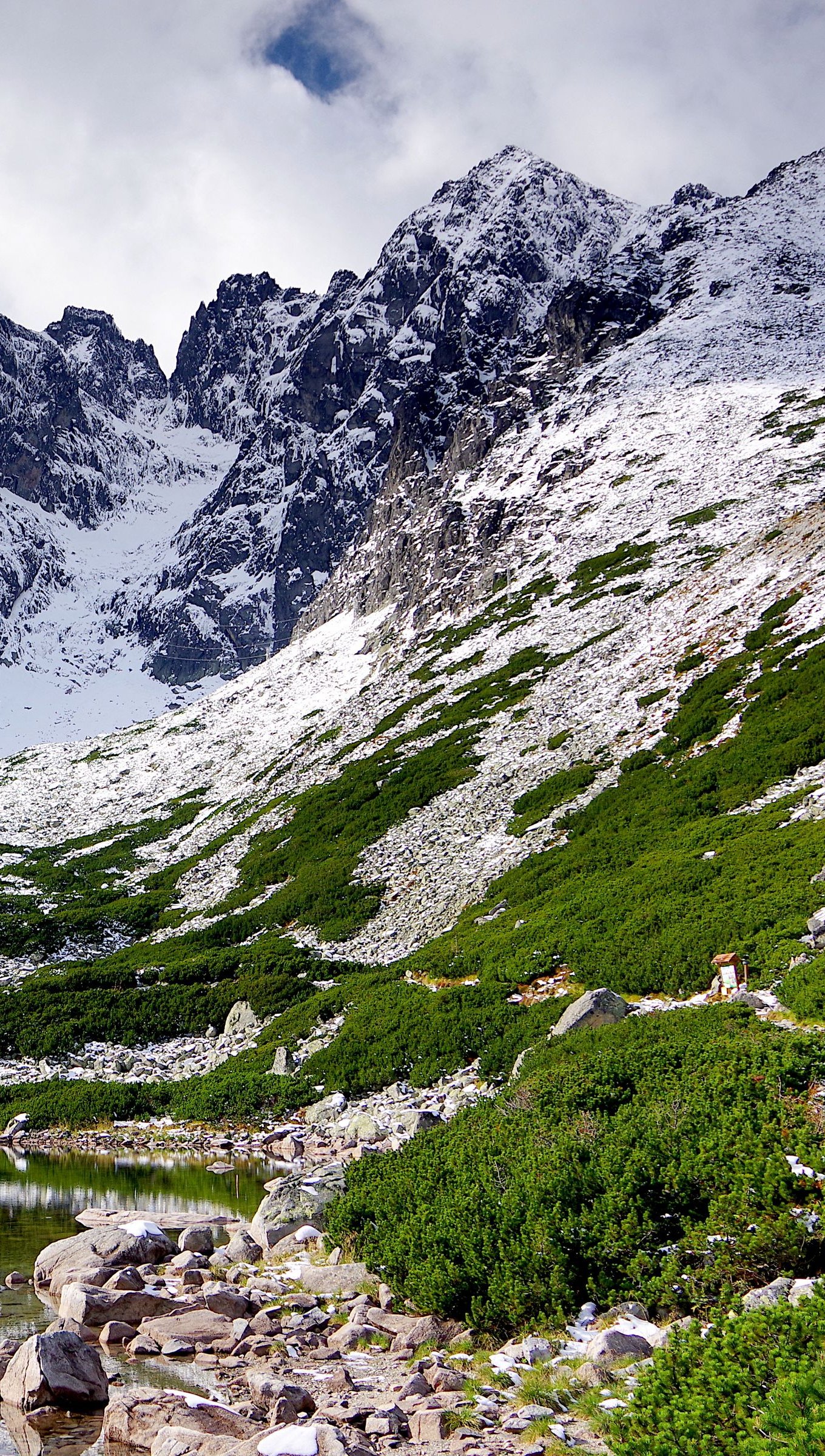 Montañas nevadas y lago