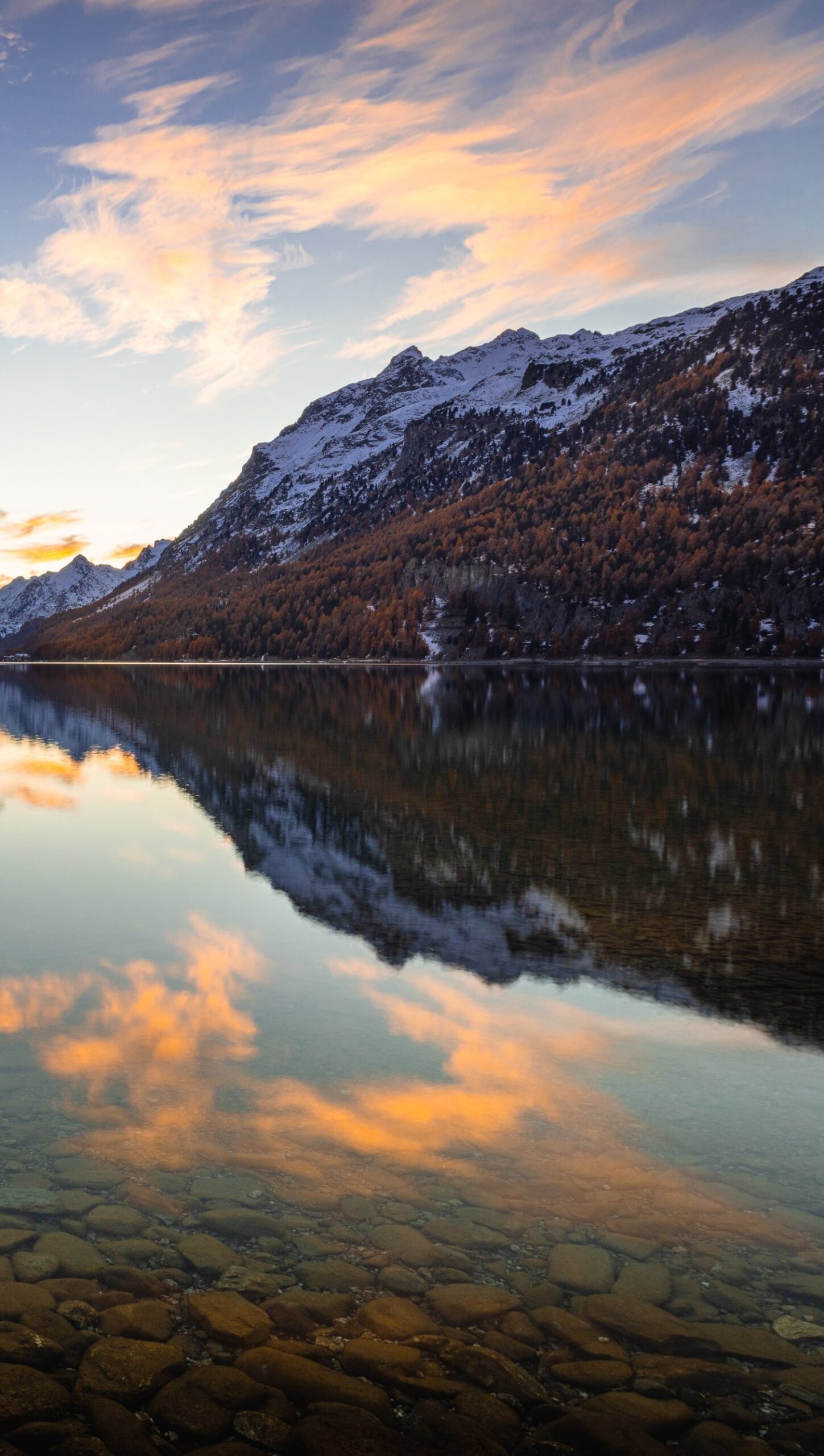 Montañas reflejadas en el agua