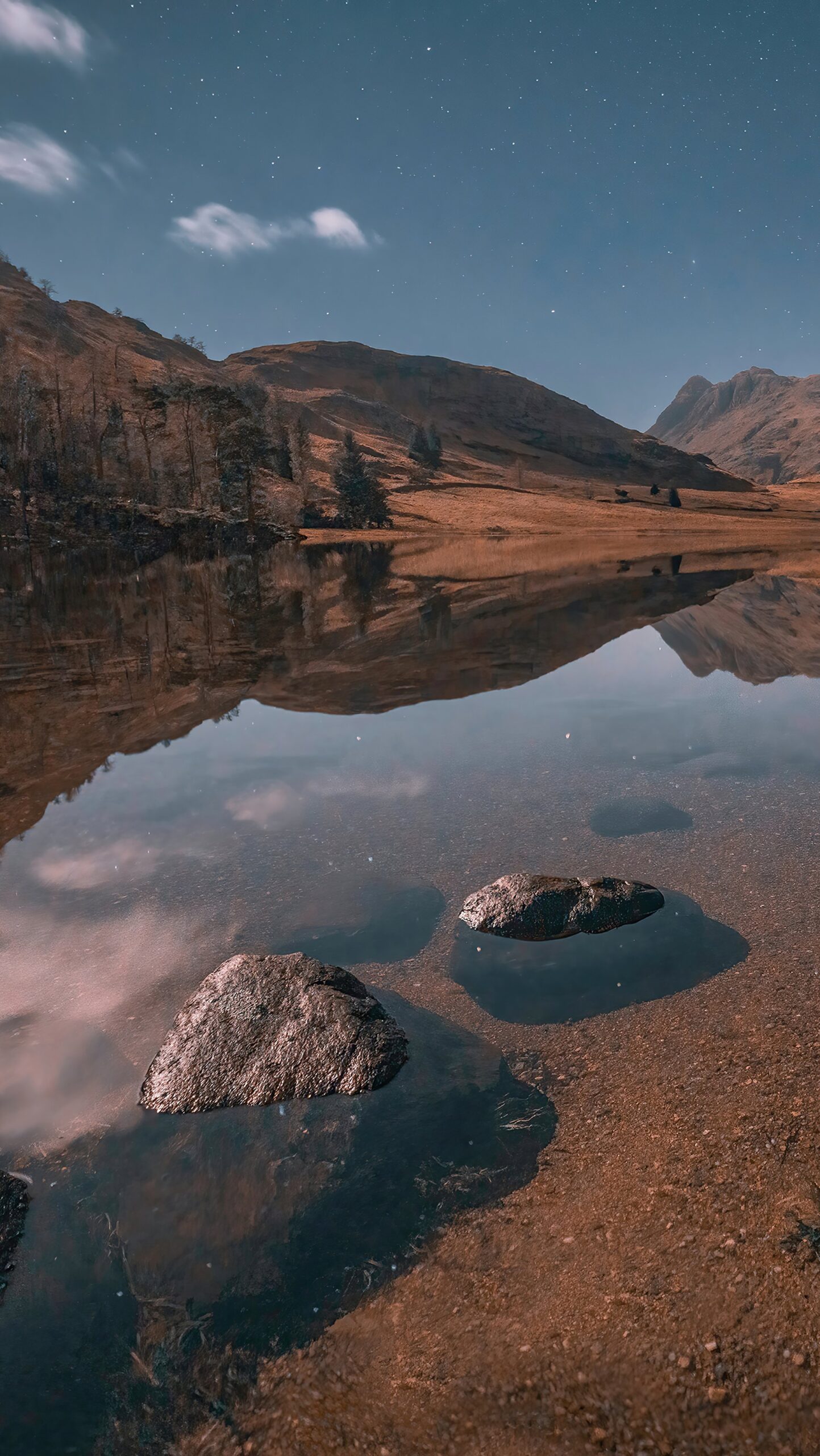 Montañas reflejadas en pequeño lago