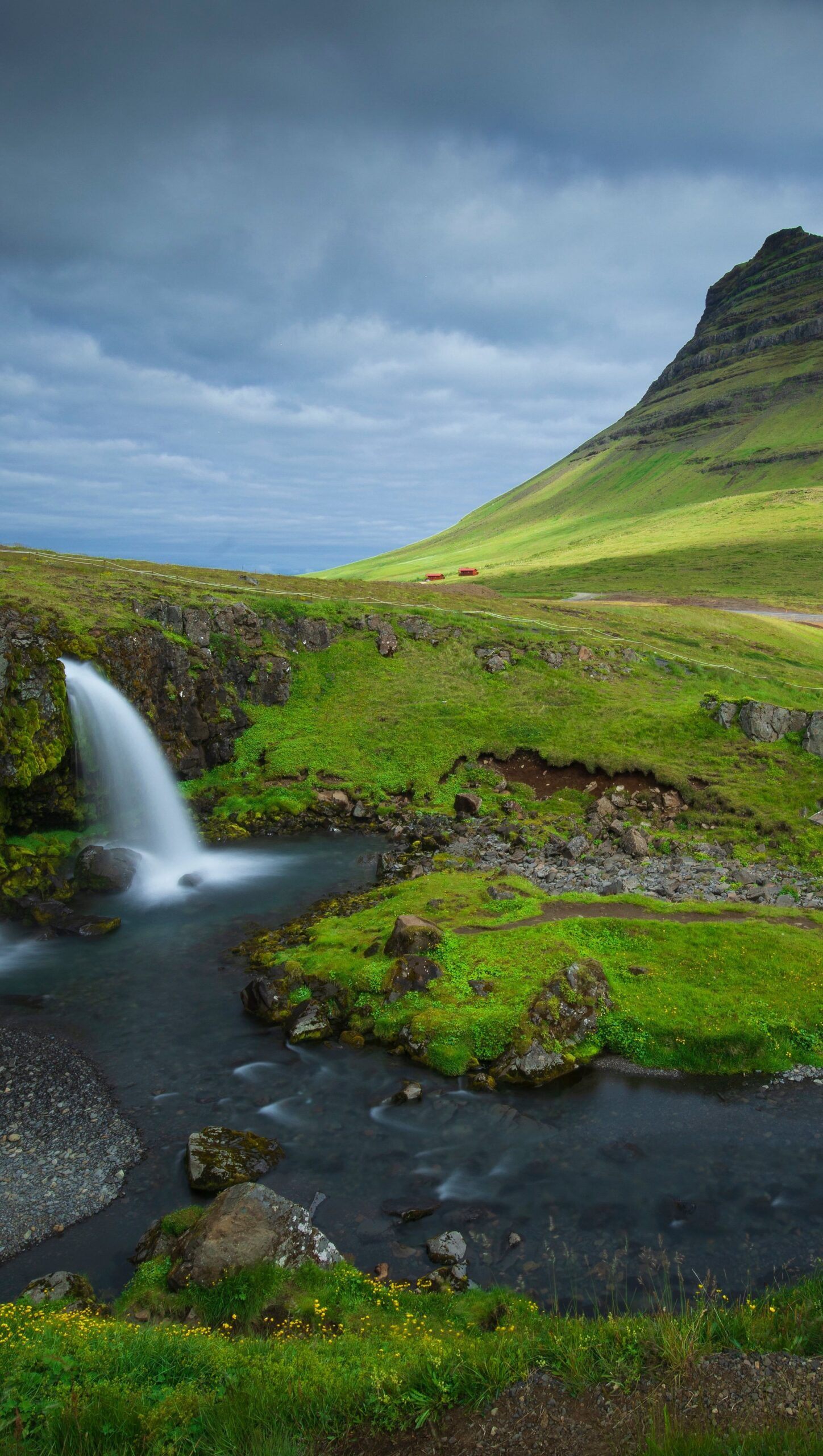 Montañas y cascadas en Islandia