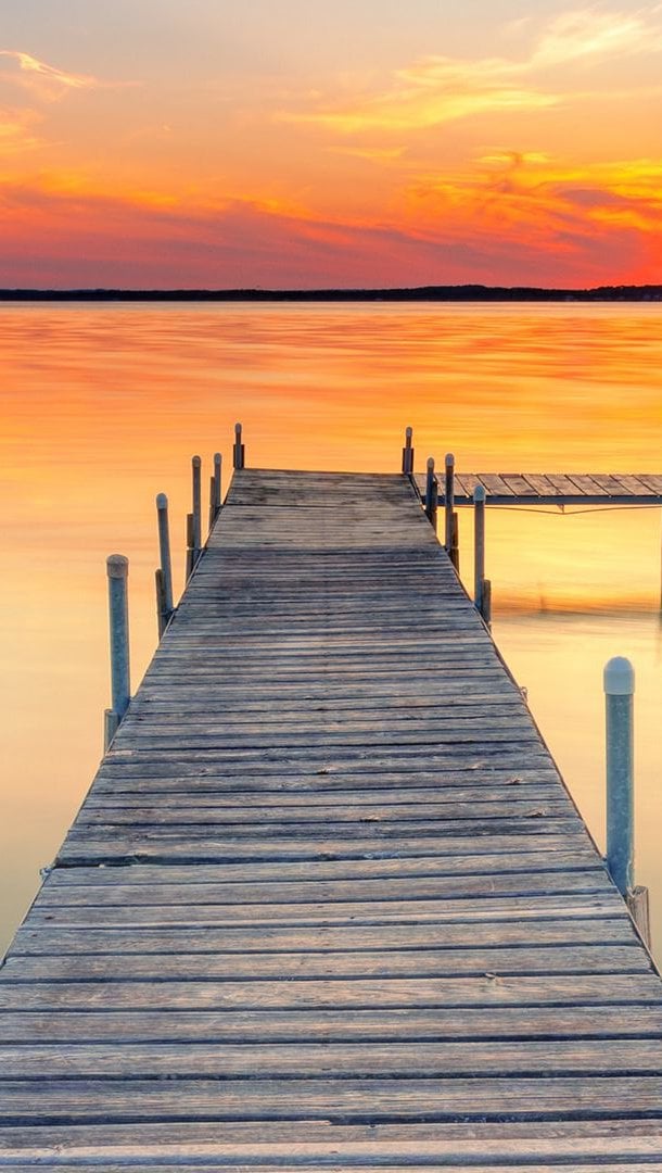 Muelle at atardecer en lago