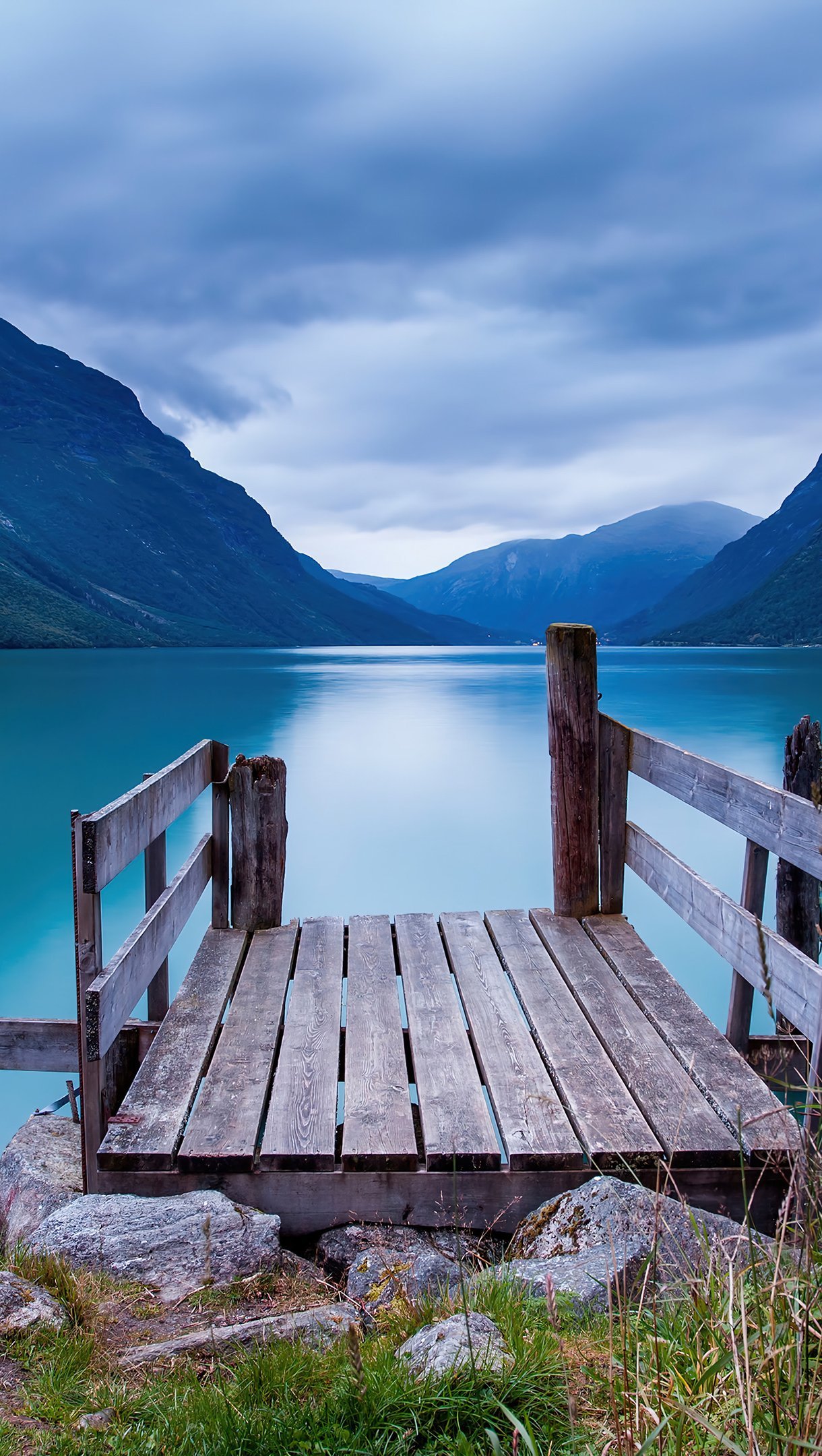 Muelle de madera en lago