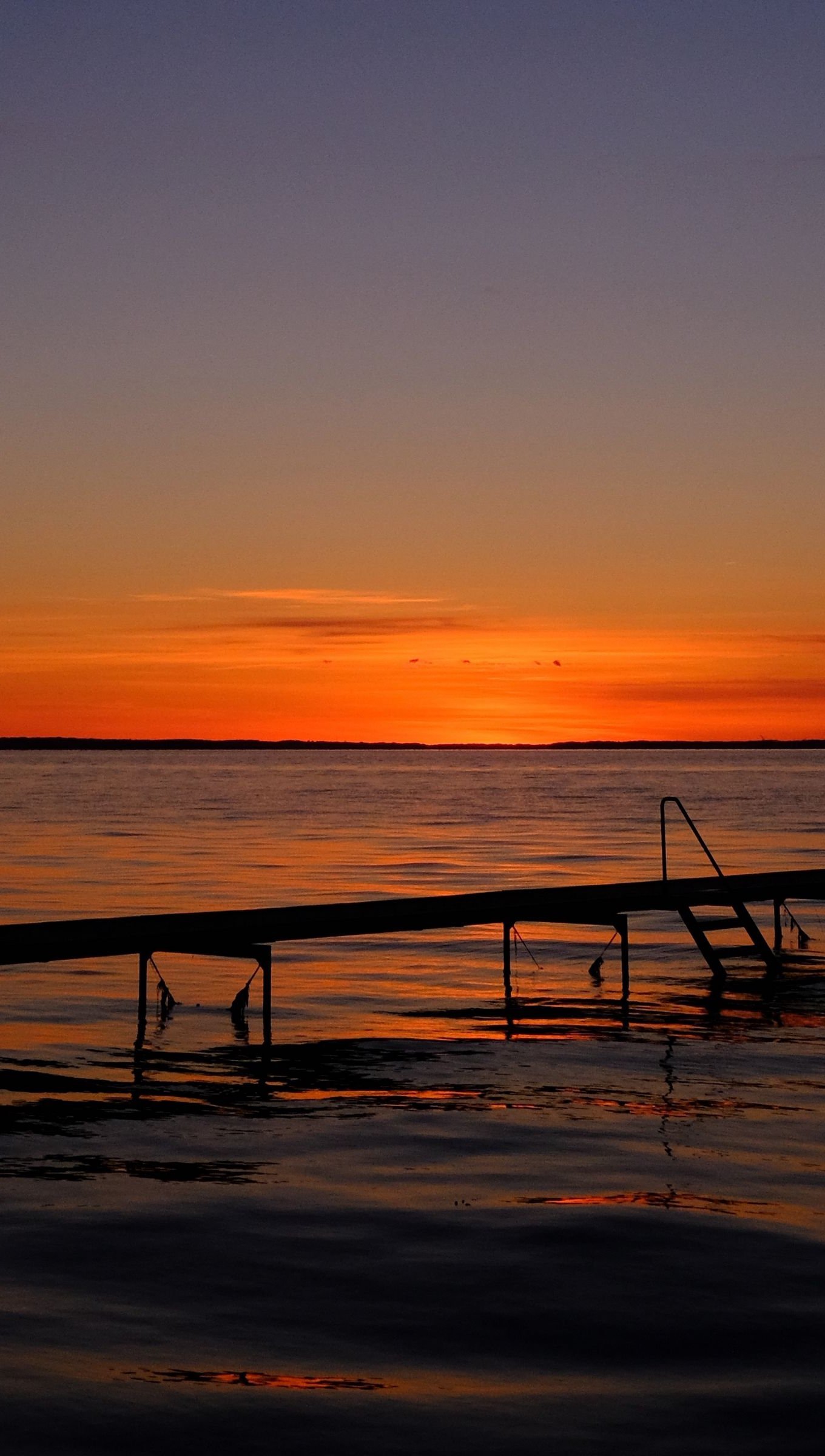 Muelle en playa al atardecer