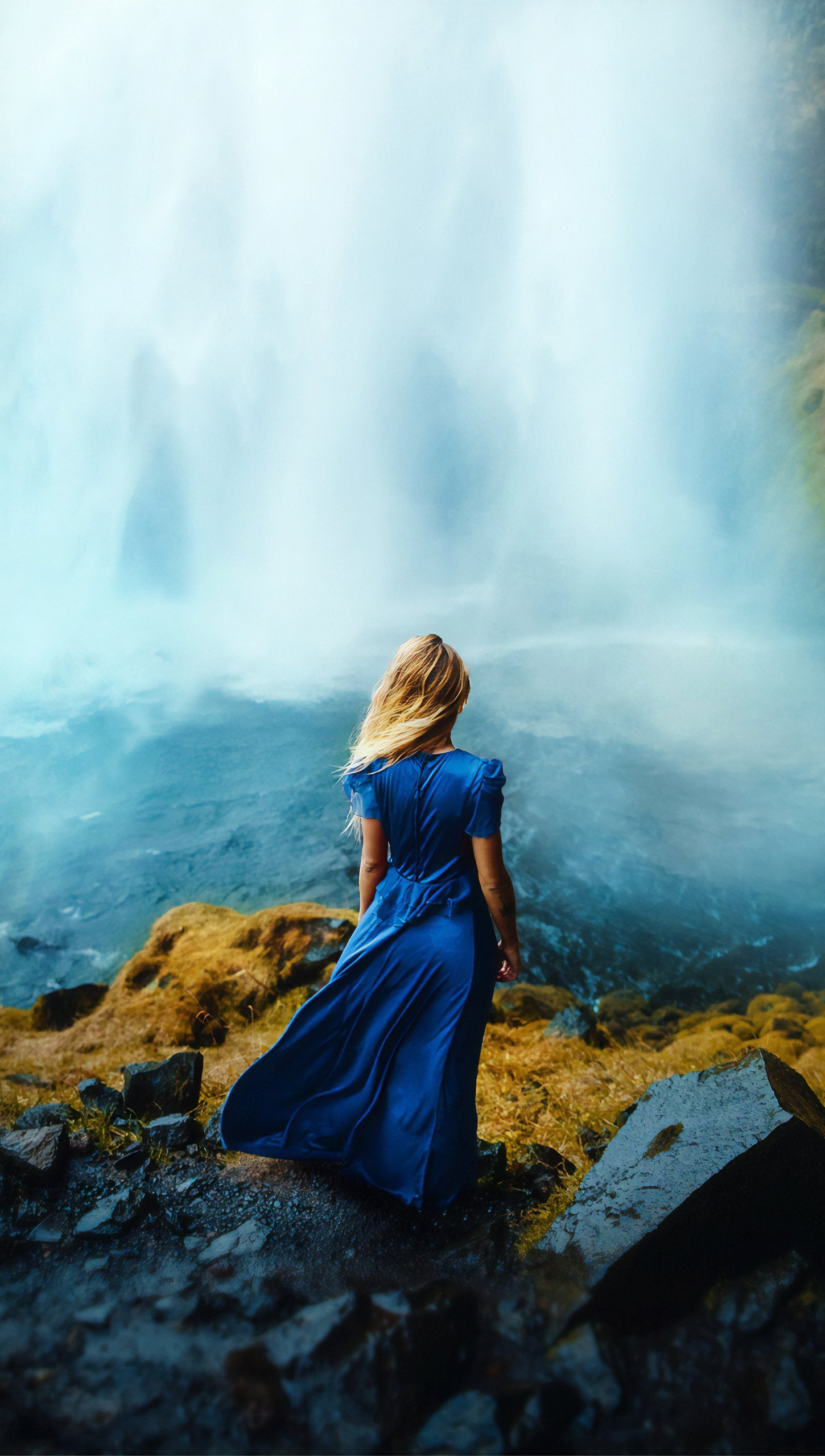 Mujer con vestido frente a cascada