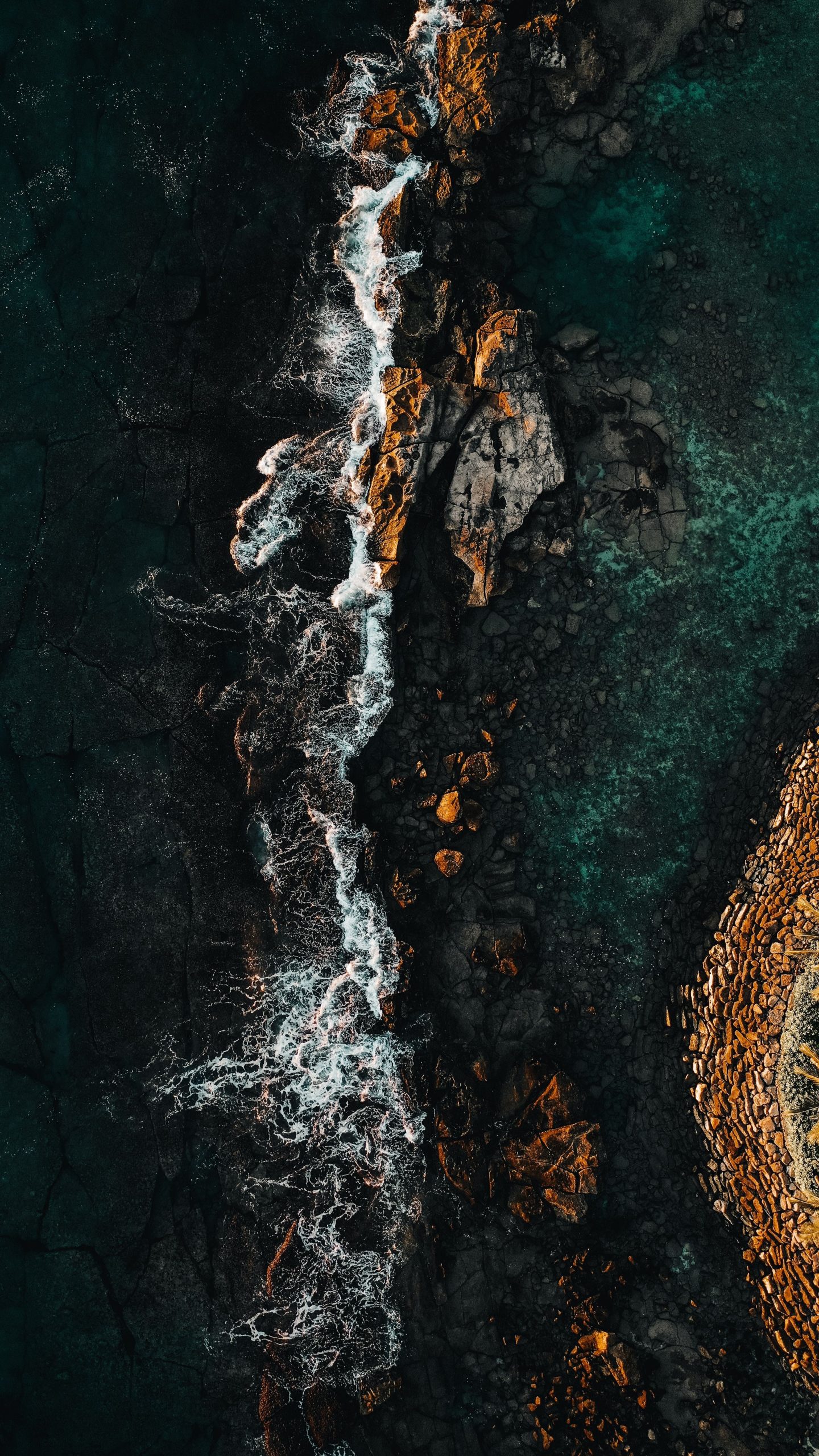 Naturaleza Hermoso ocena con olas chocando las rocas