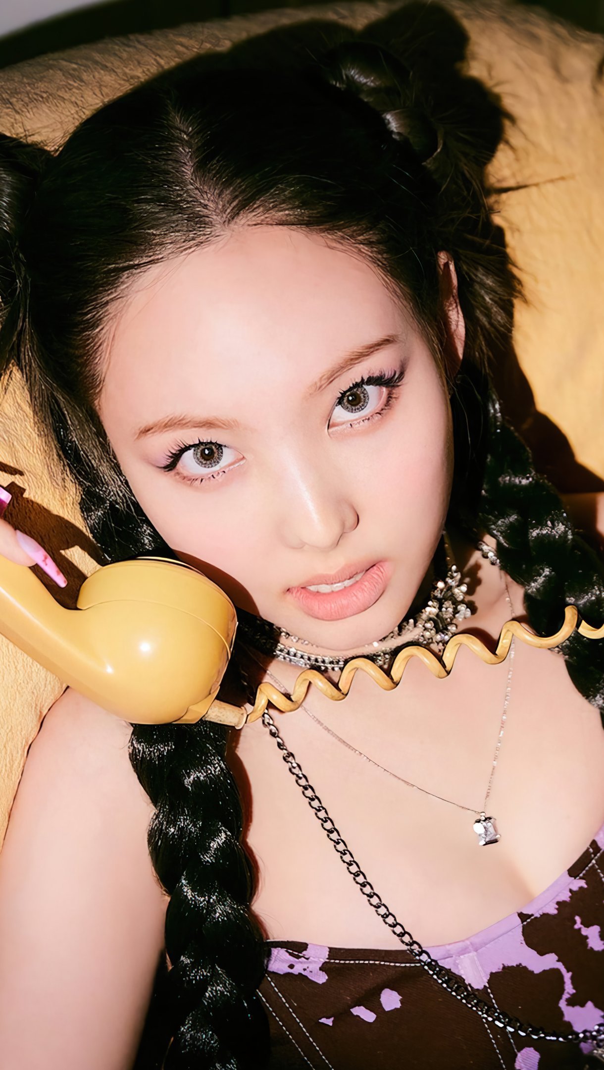 Nayeon de TWICE en el telefono