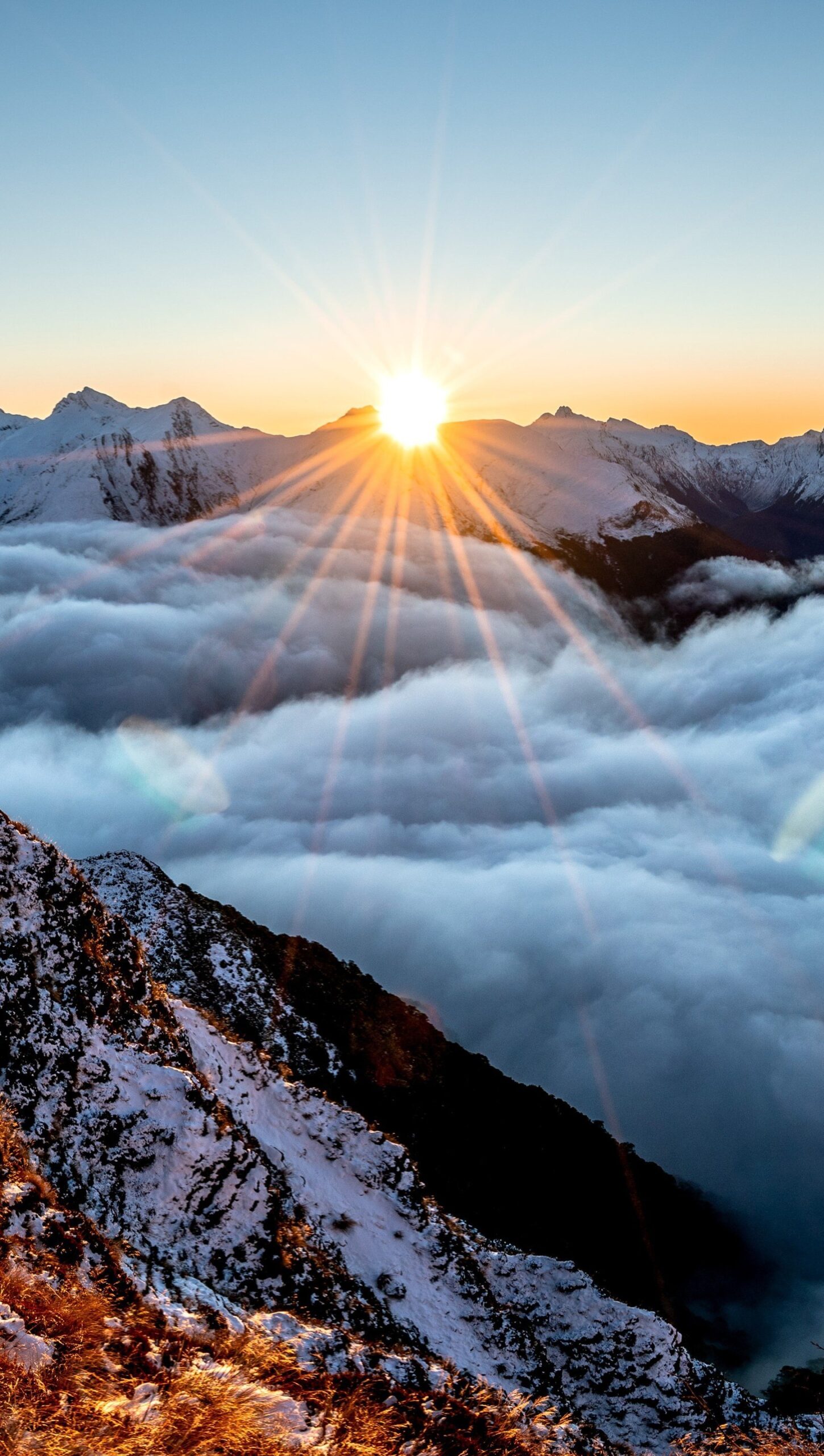 Niebla sobre las montañas al amanecer