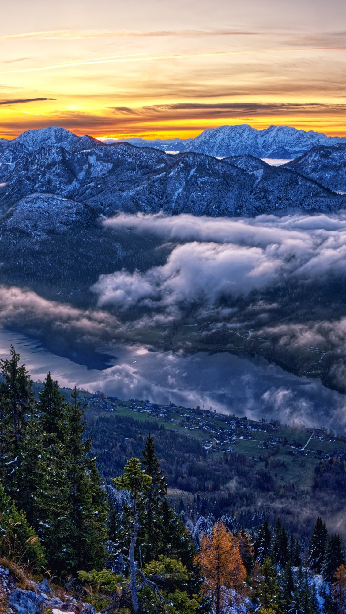 Niebla sobre las montañas en Austria