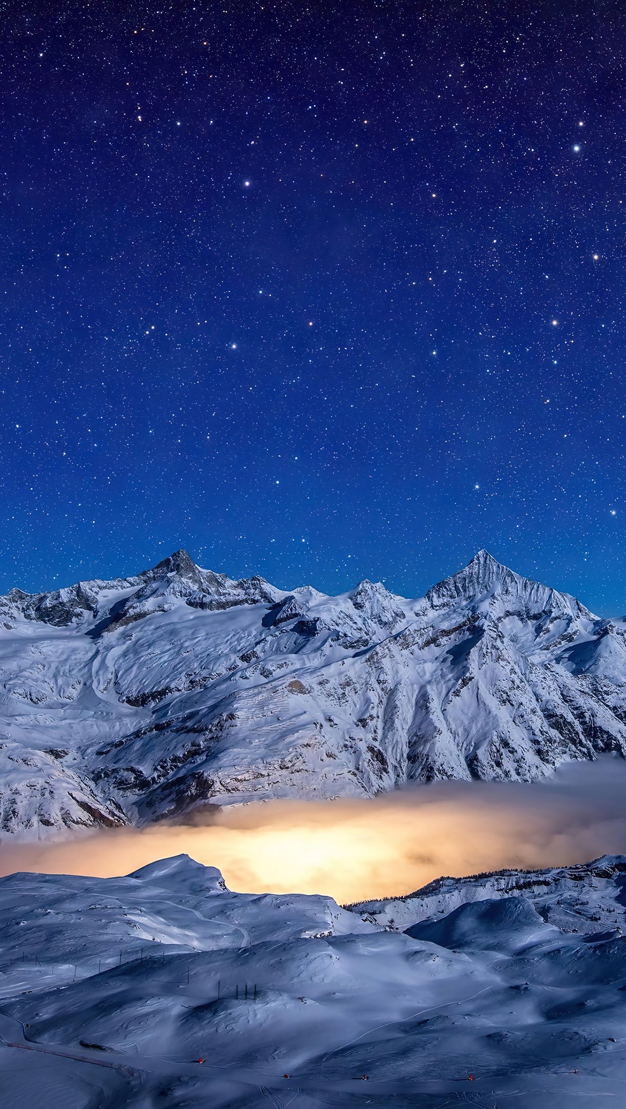 Noche en las montañas durante el invierno