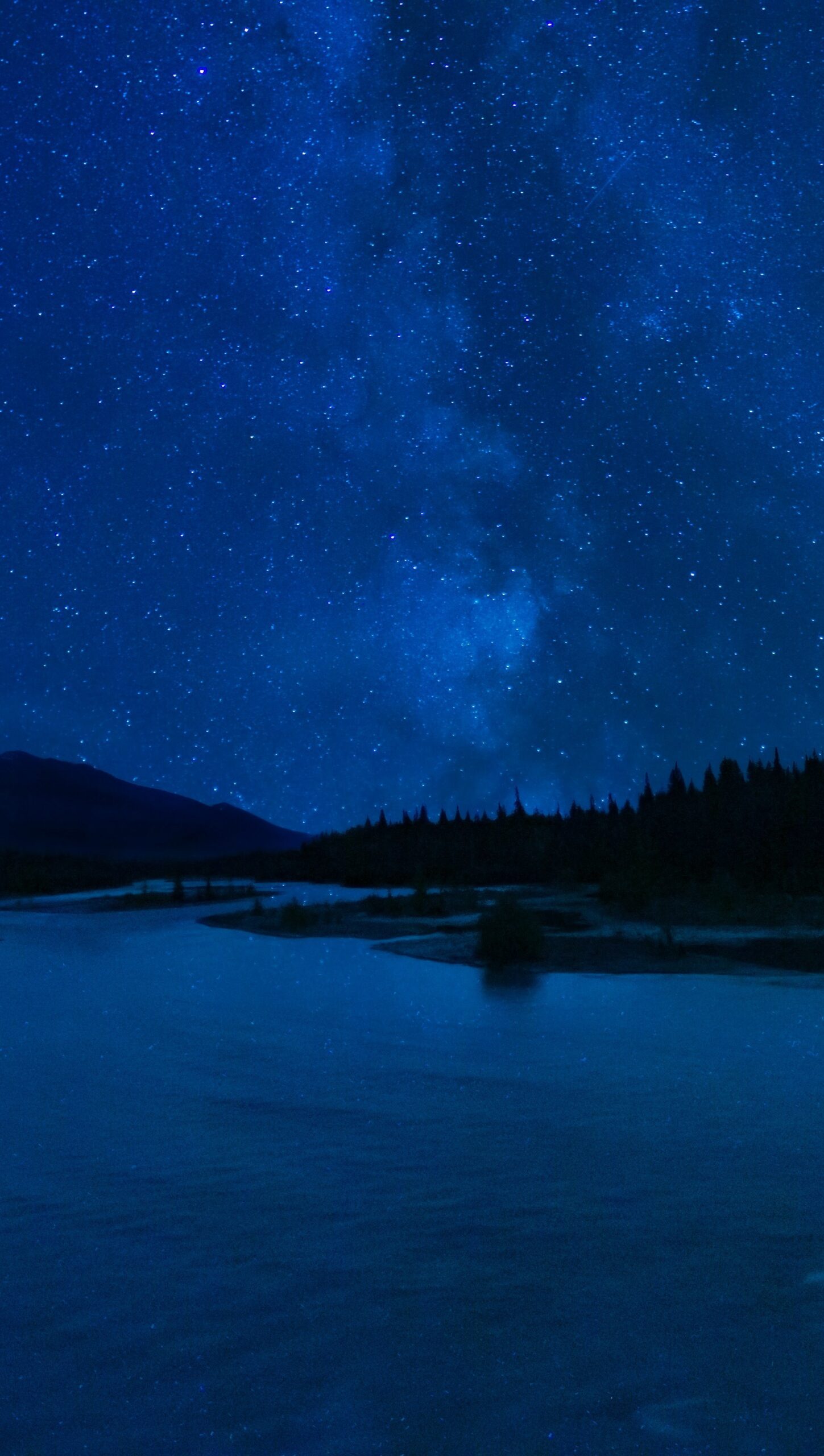 Noche oscura en lago