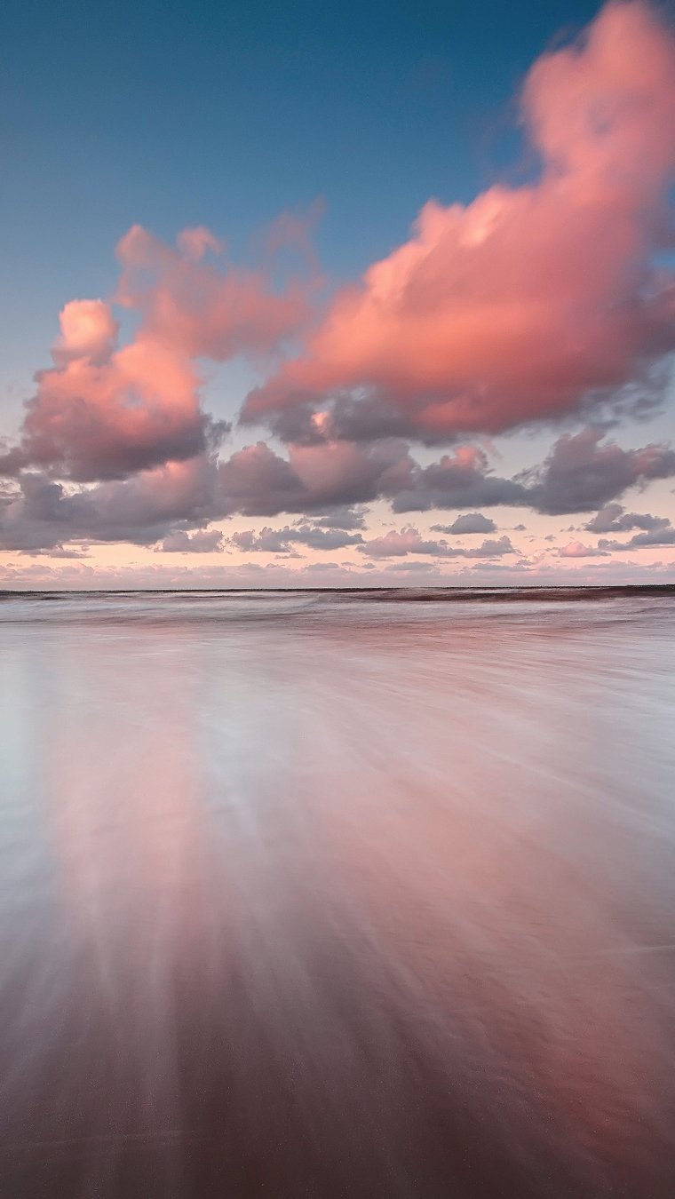 Nubes en el mar al atardecer