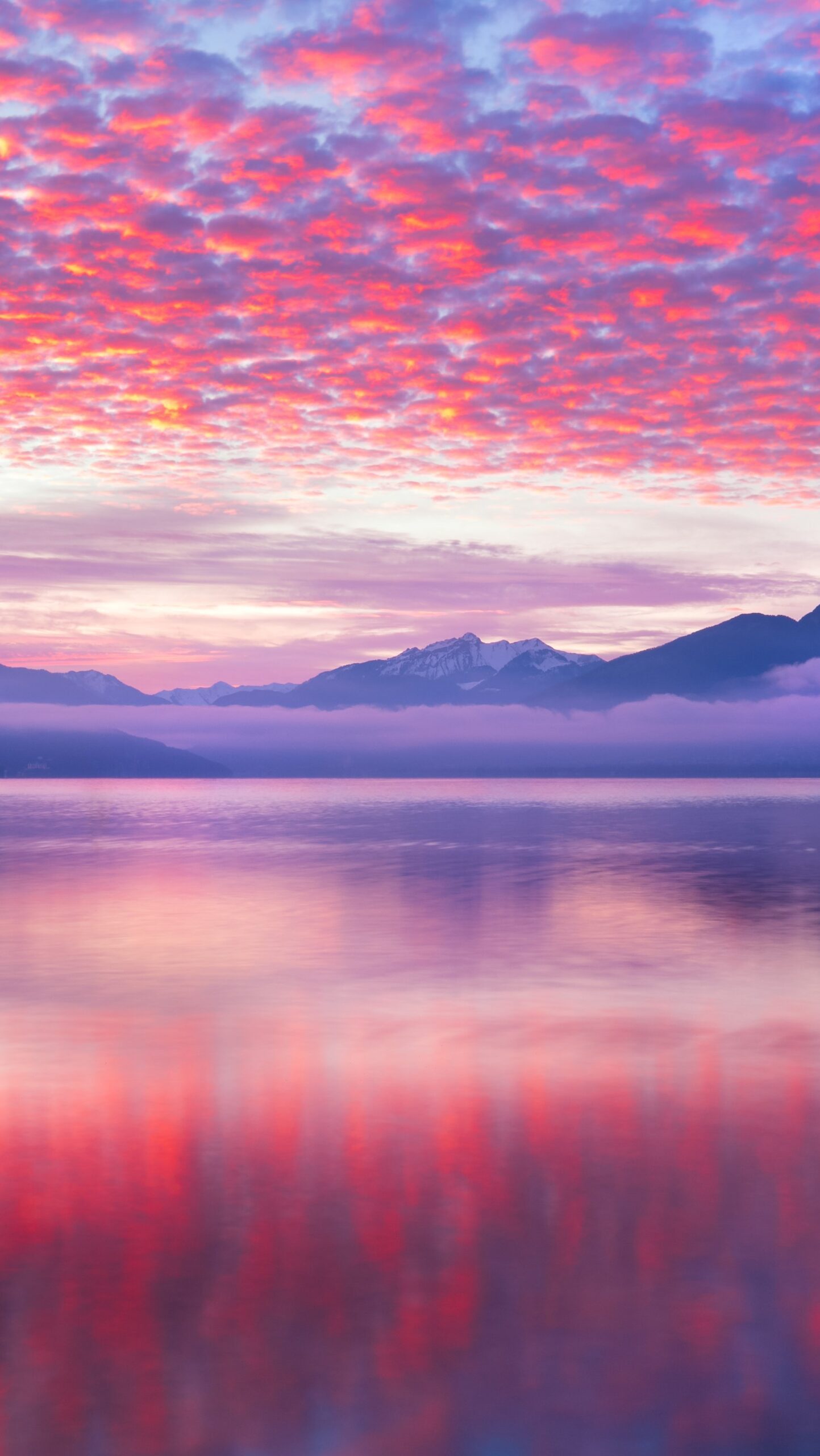 Nubes rosas reflejadas en lago