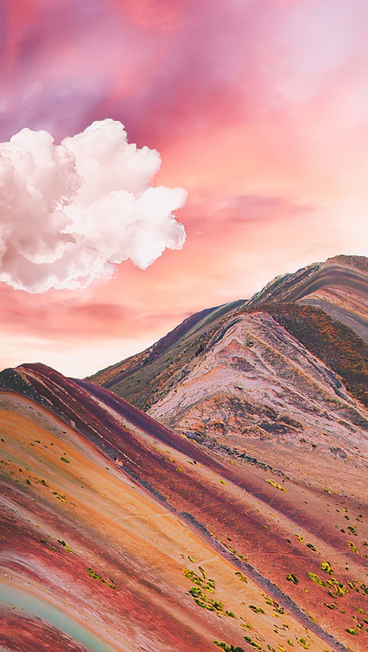 Nubes sobre las montañas de arcoiris Vinicunca