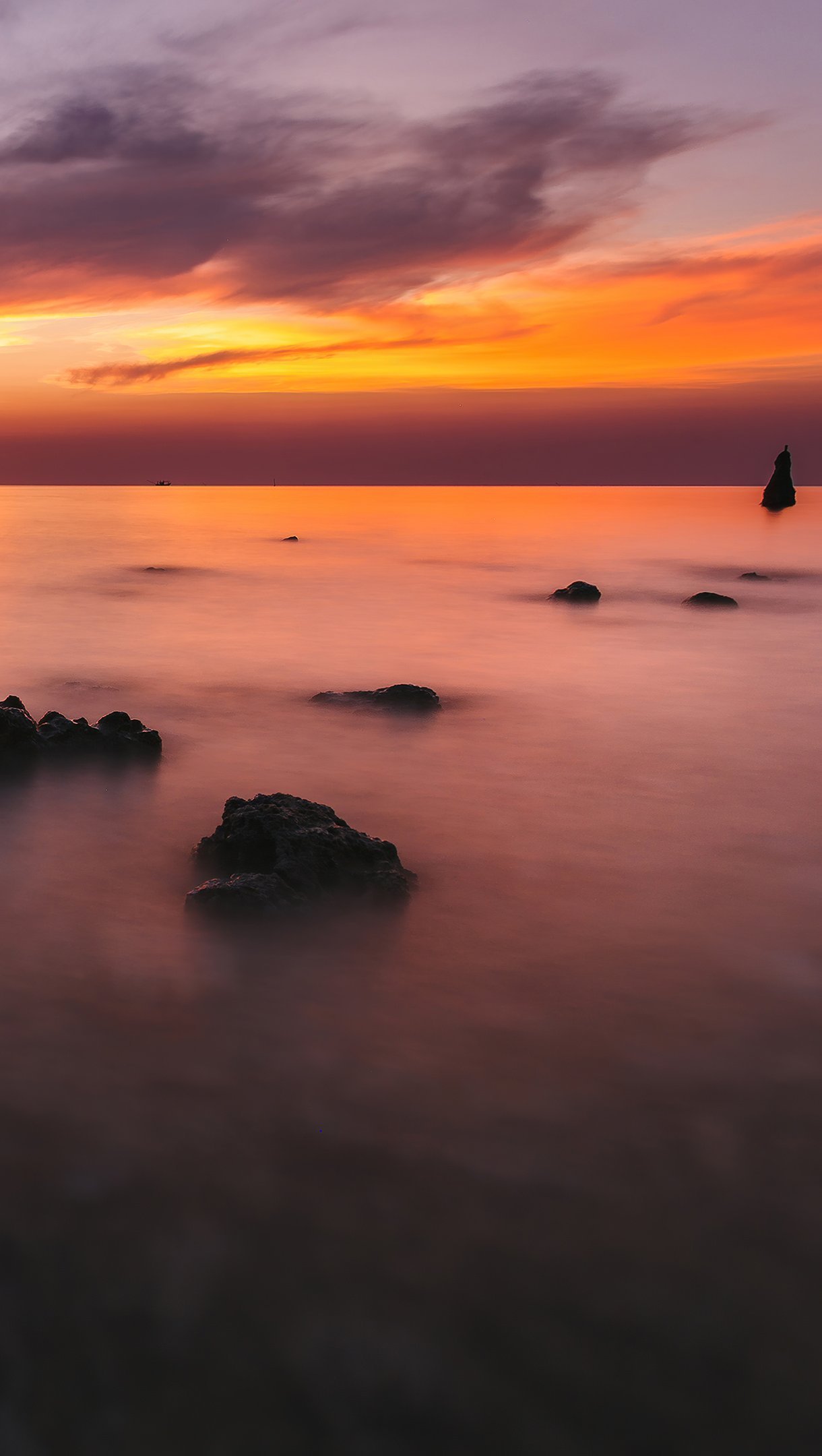 Oceano silencioso al atardecer