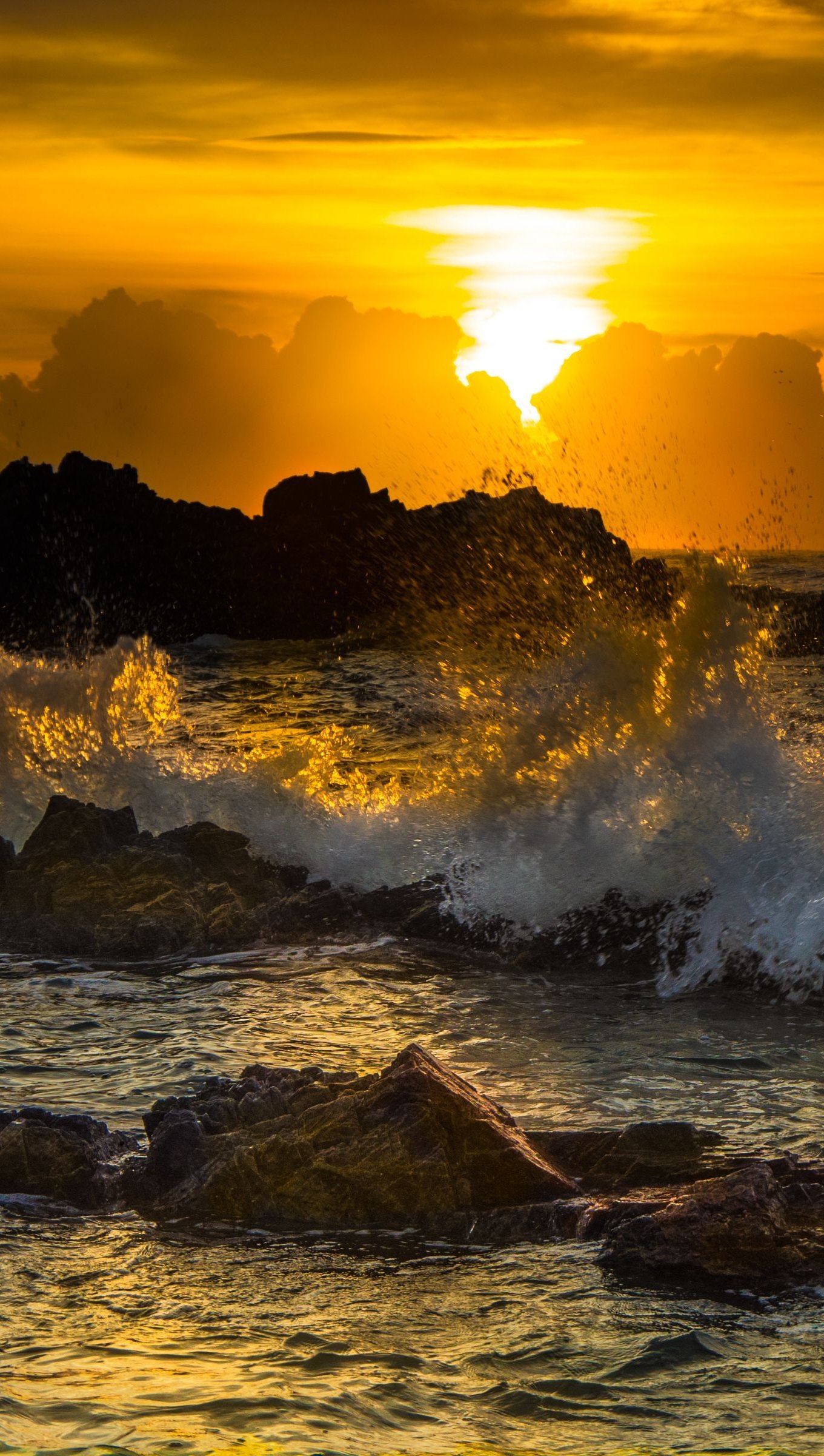 Olas en el mar al atardecer