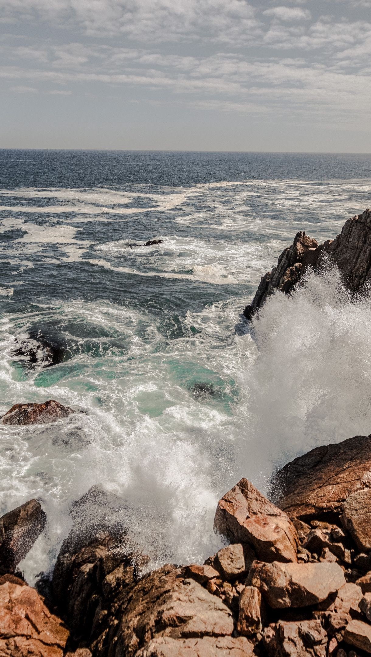 Olas en el mar chocando con rocas