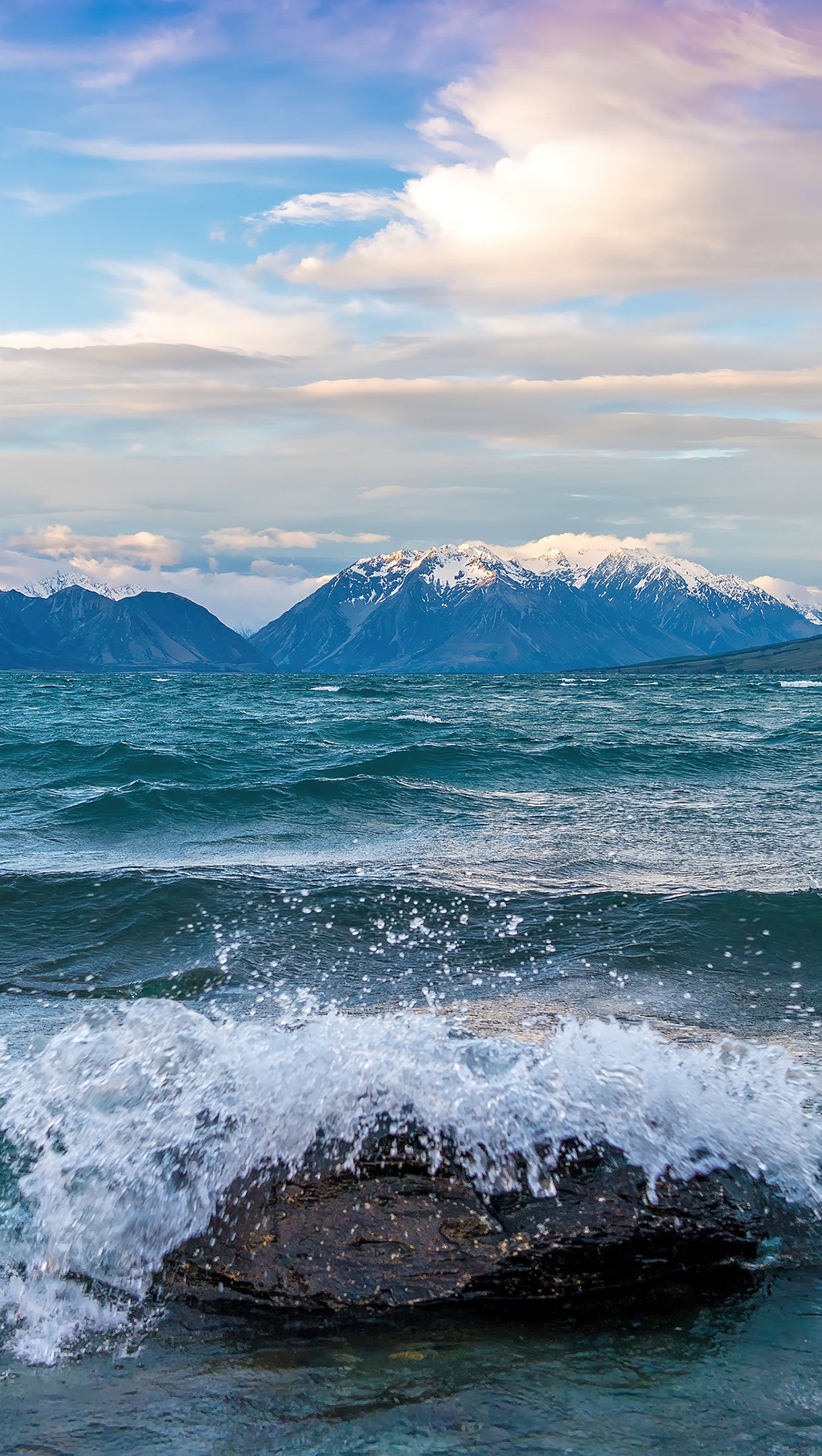 Olas en lago Ohau en Nueva Zelanda