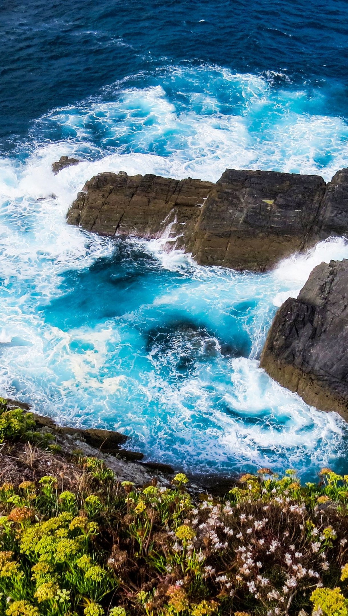 Olas junto a acantilado