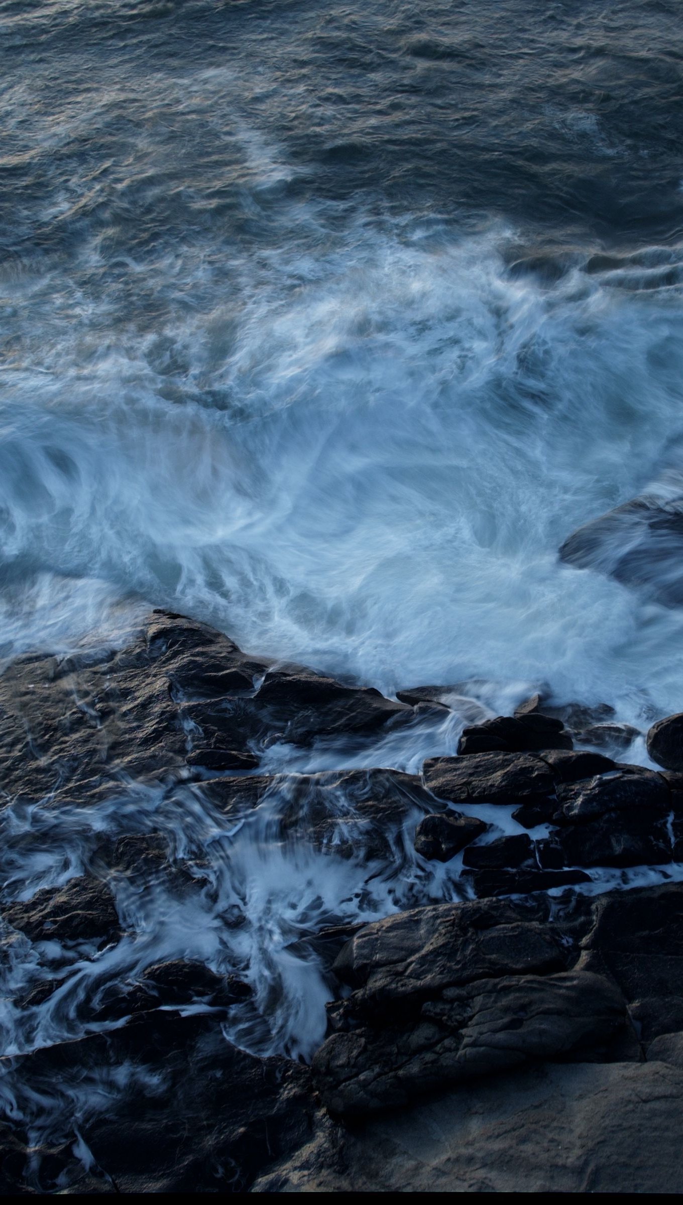 Olas pegando en rocas