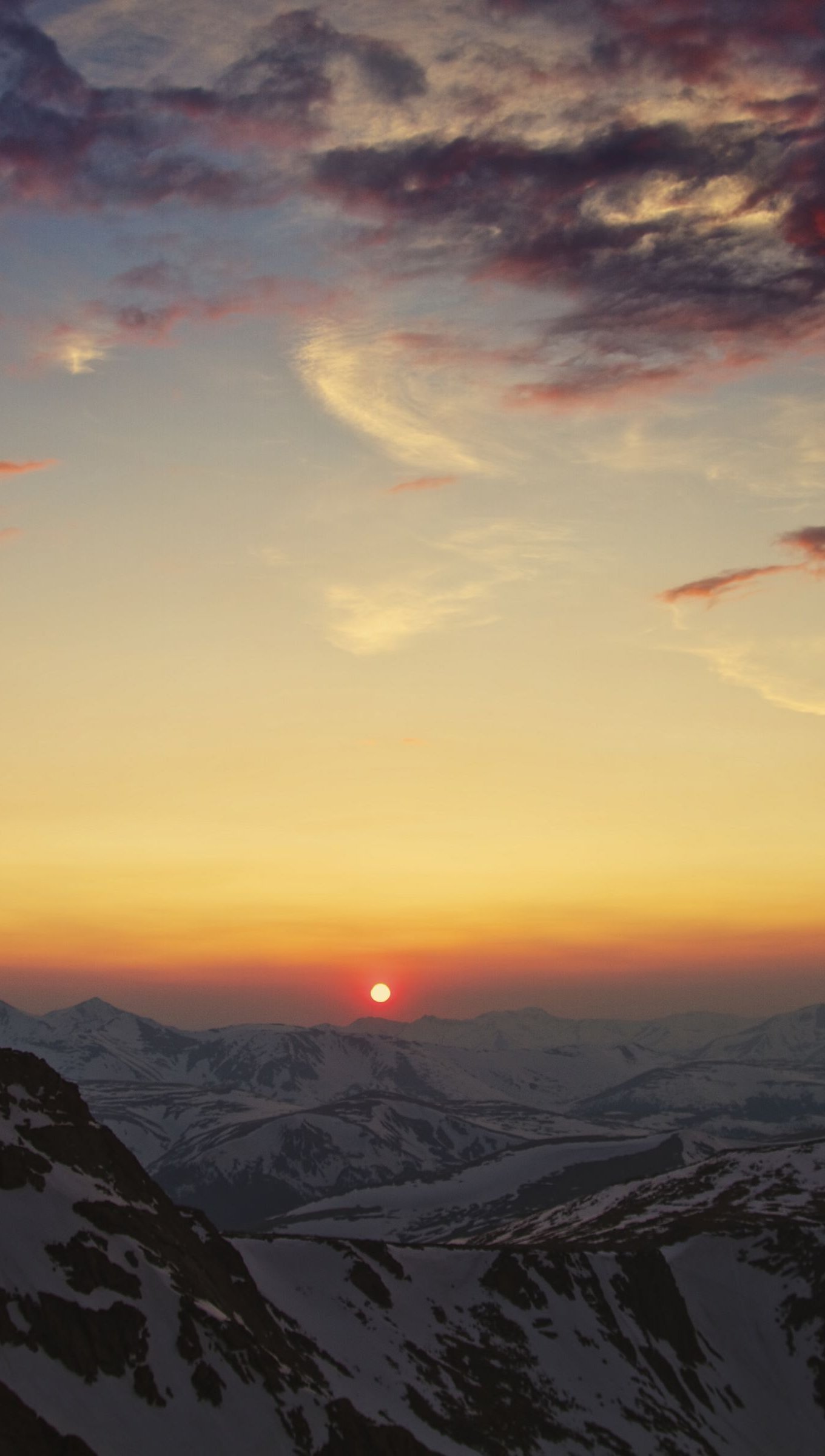 Paisaje aereo de montañas al atardecer