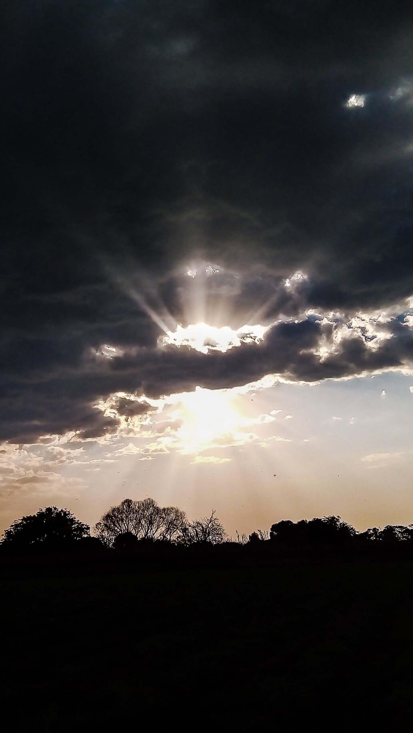 Paisaje de atardecer a contraluz con nubes