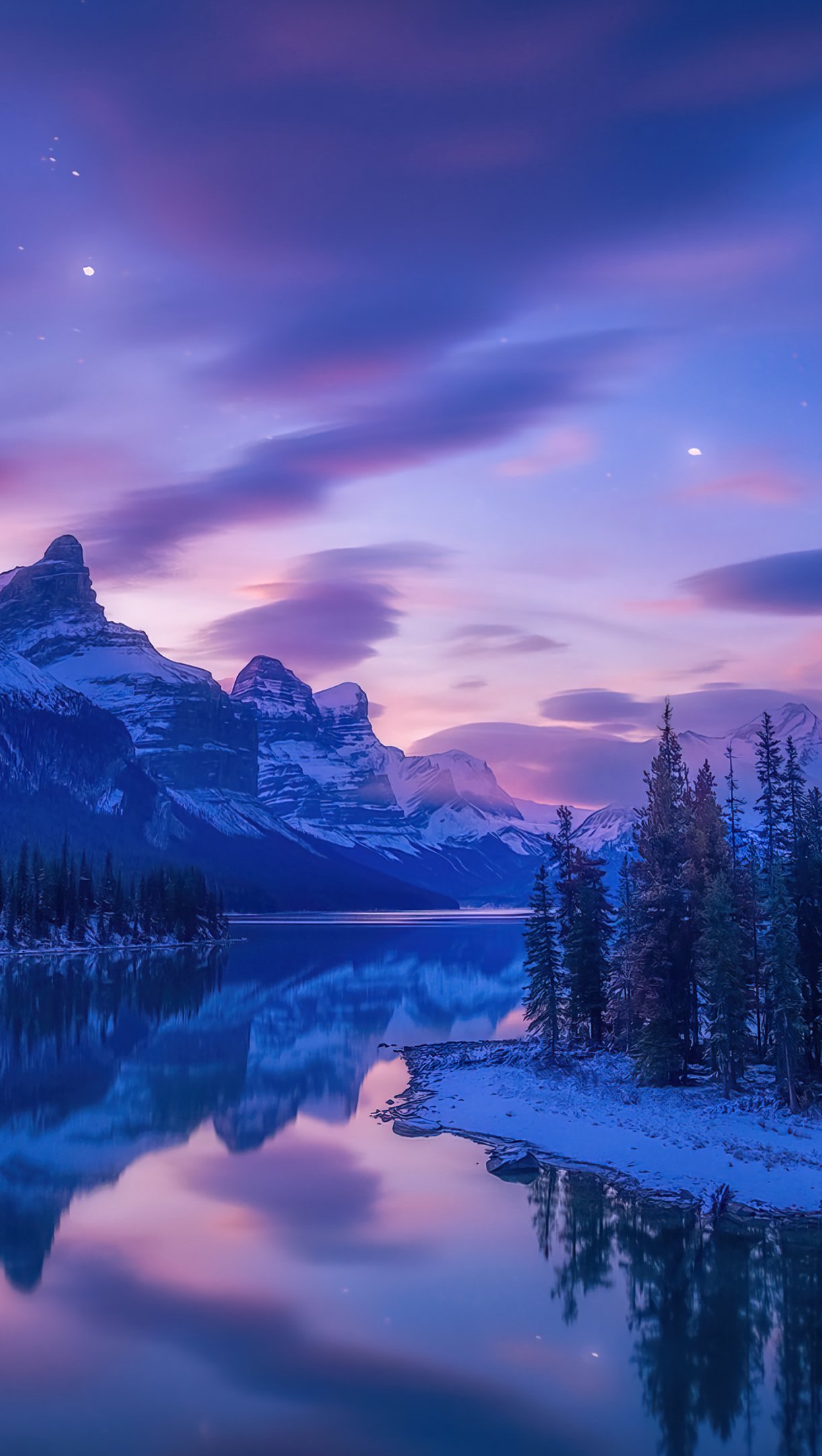 Paisaje de lago en las montañas al amanecer