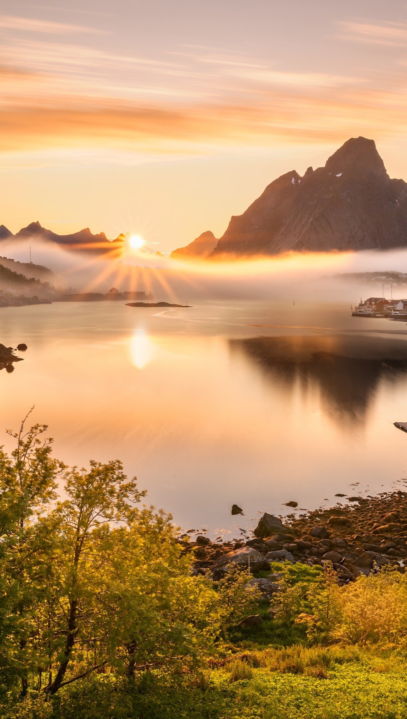 Paisaje en Noruega atardecer en las montañas