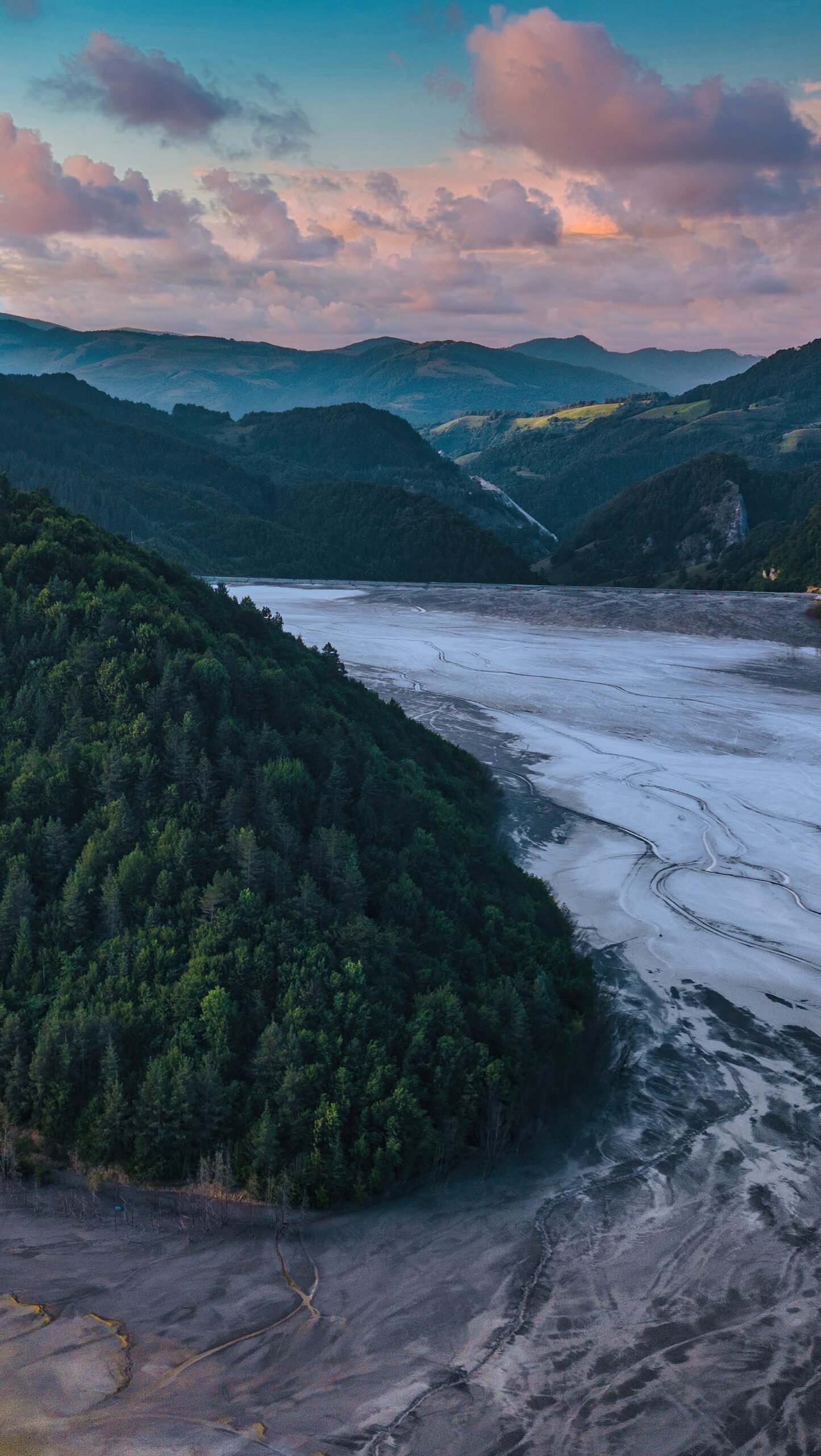 Paisaje en lago al atardecer