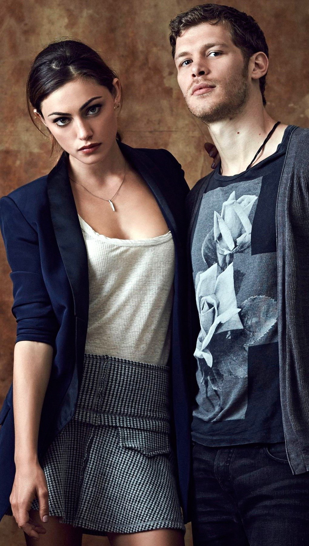 Phoebe Tonkin y Joseph Morgan