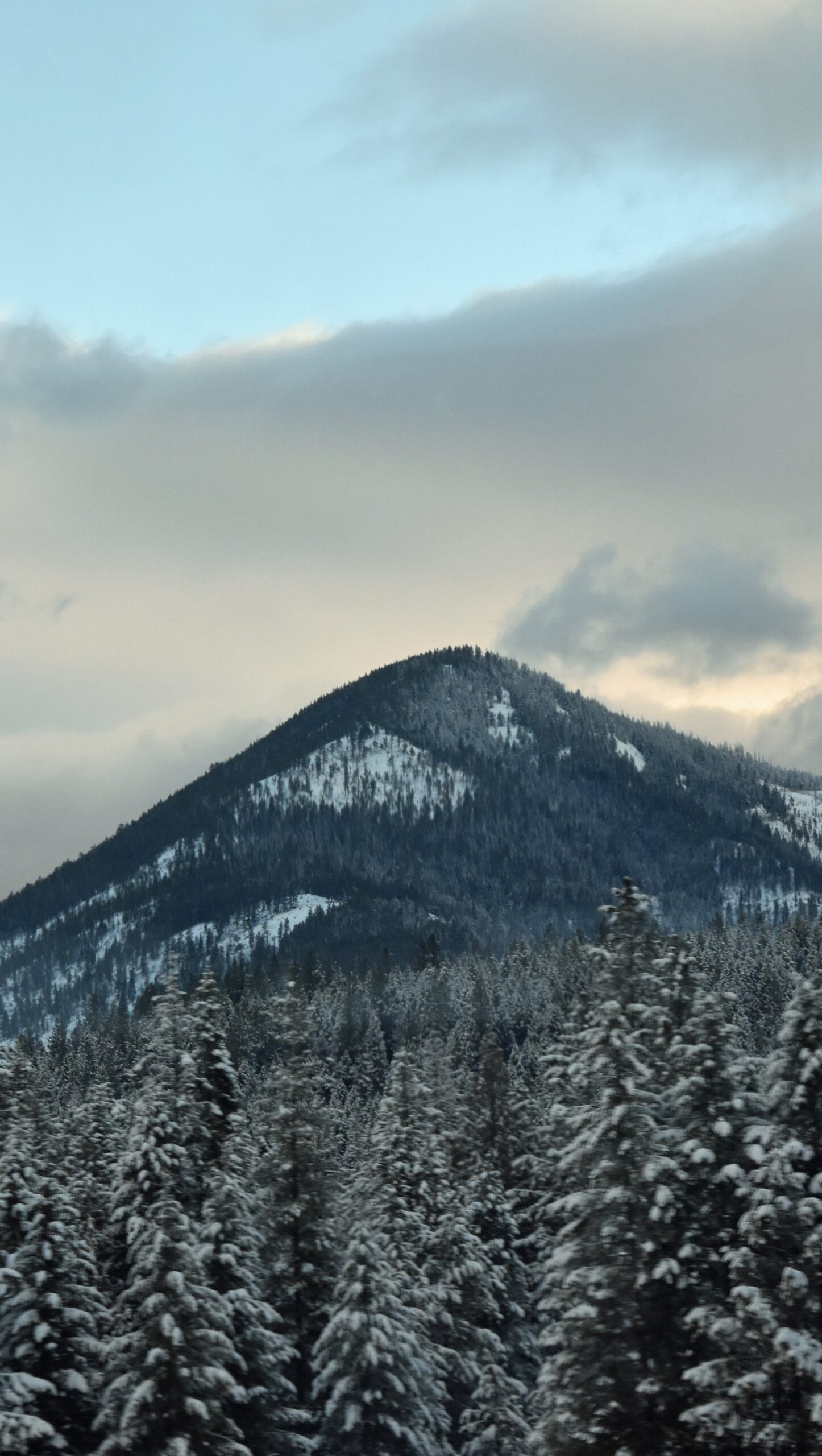 Pico de montaña en el invierno