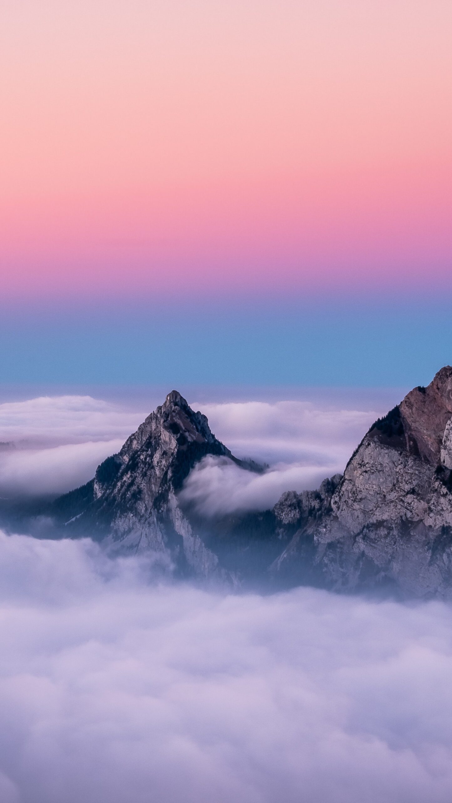 Picos de montañas en las nubes