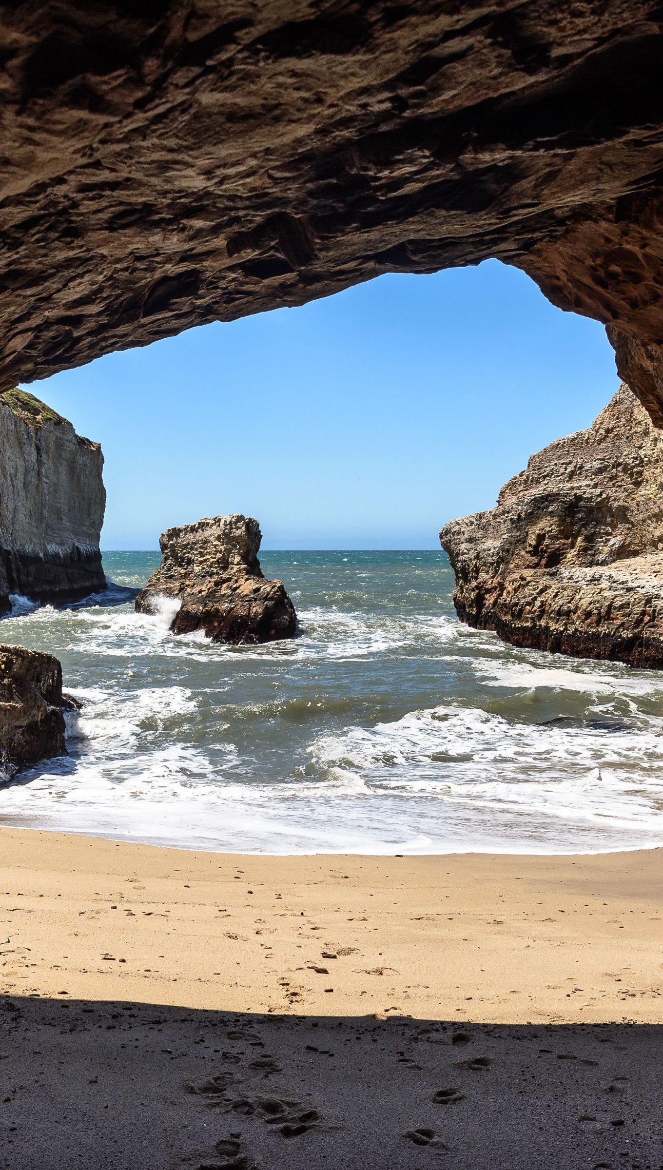 Playa a través de cueva