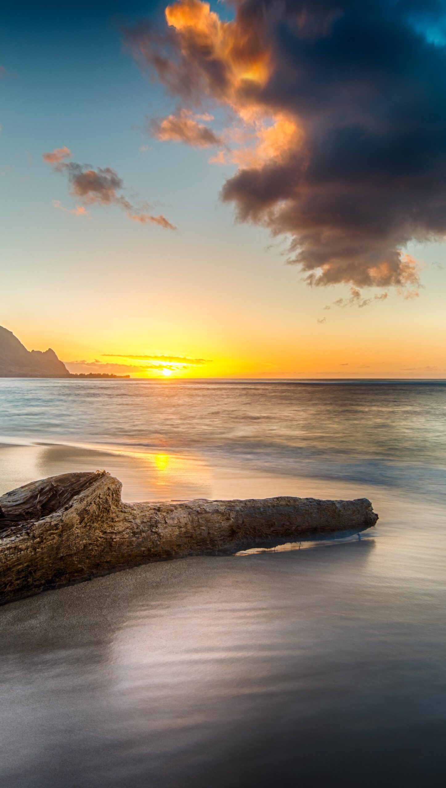 Playa en atardecer en la costa norte de Kauai