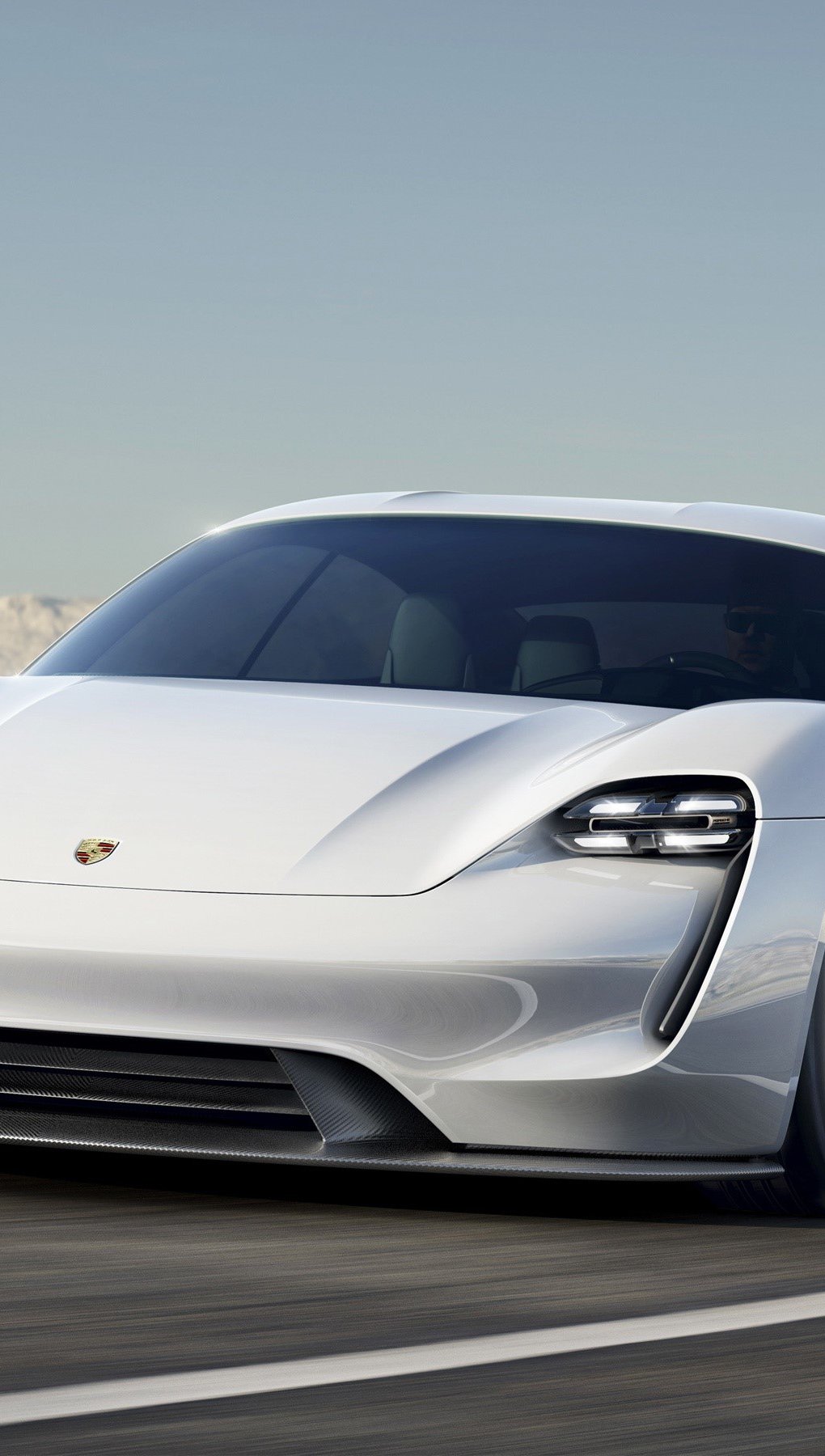 Porsche Mission E en una carretera