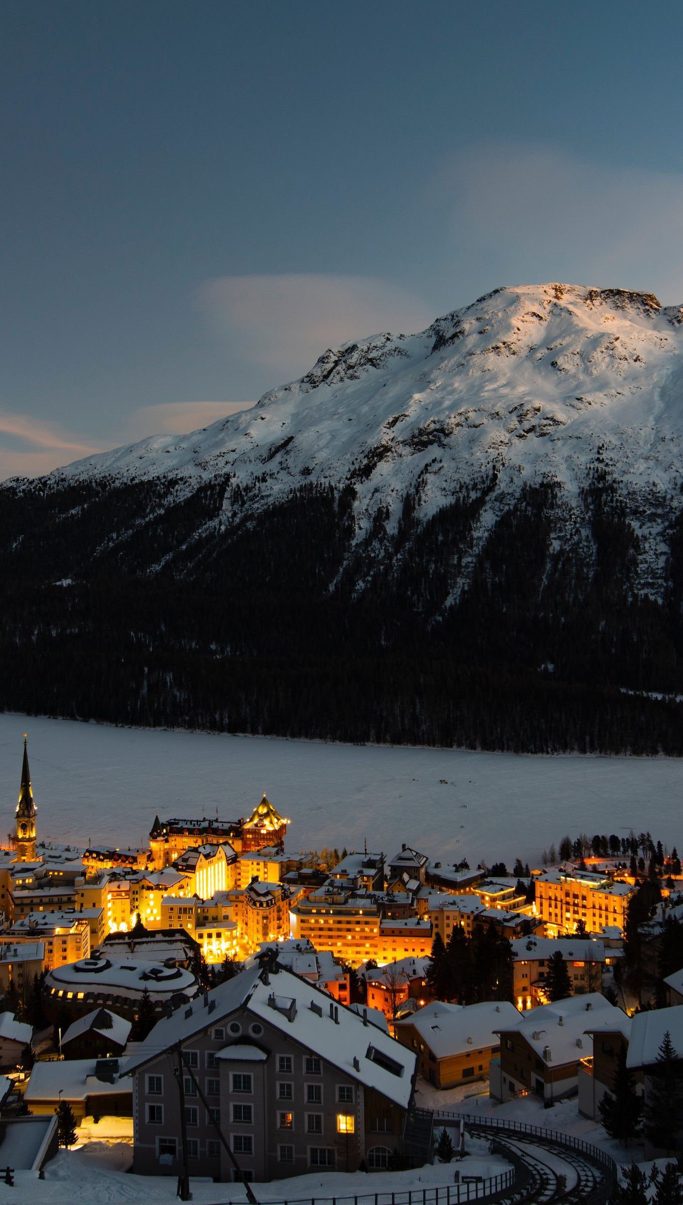 Pueblo en invierno en montañas